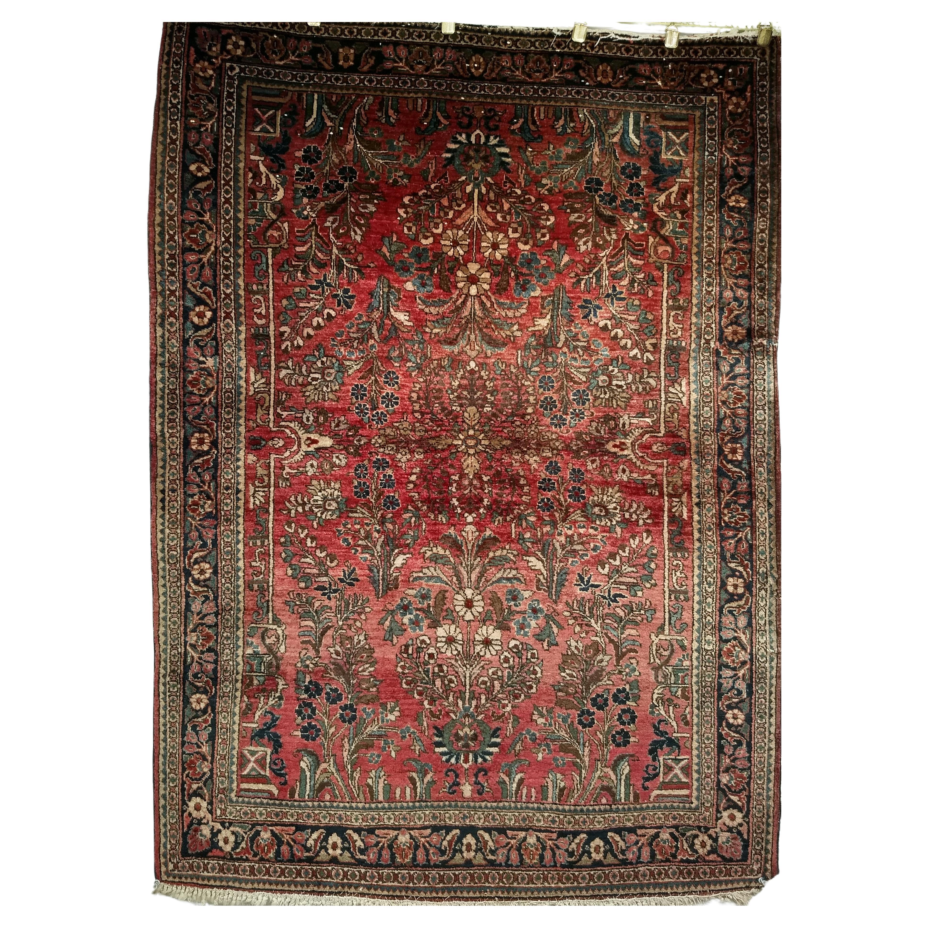 Tappeto antico persiano Sarouk con motivo floreale in rosso, avorio e verde in vendita