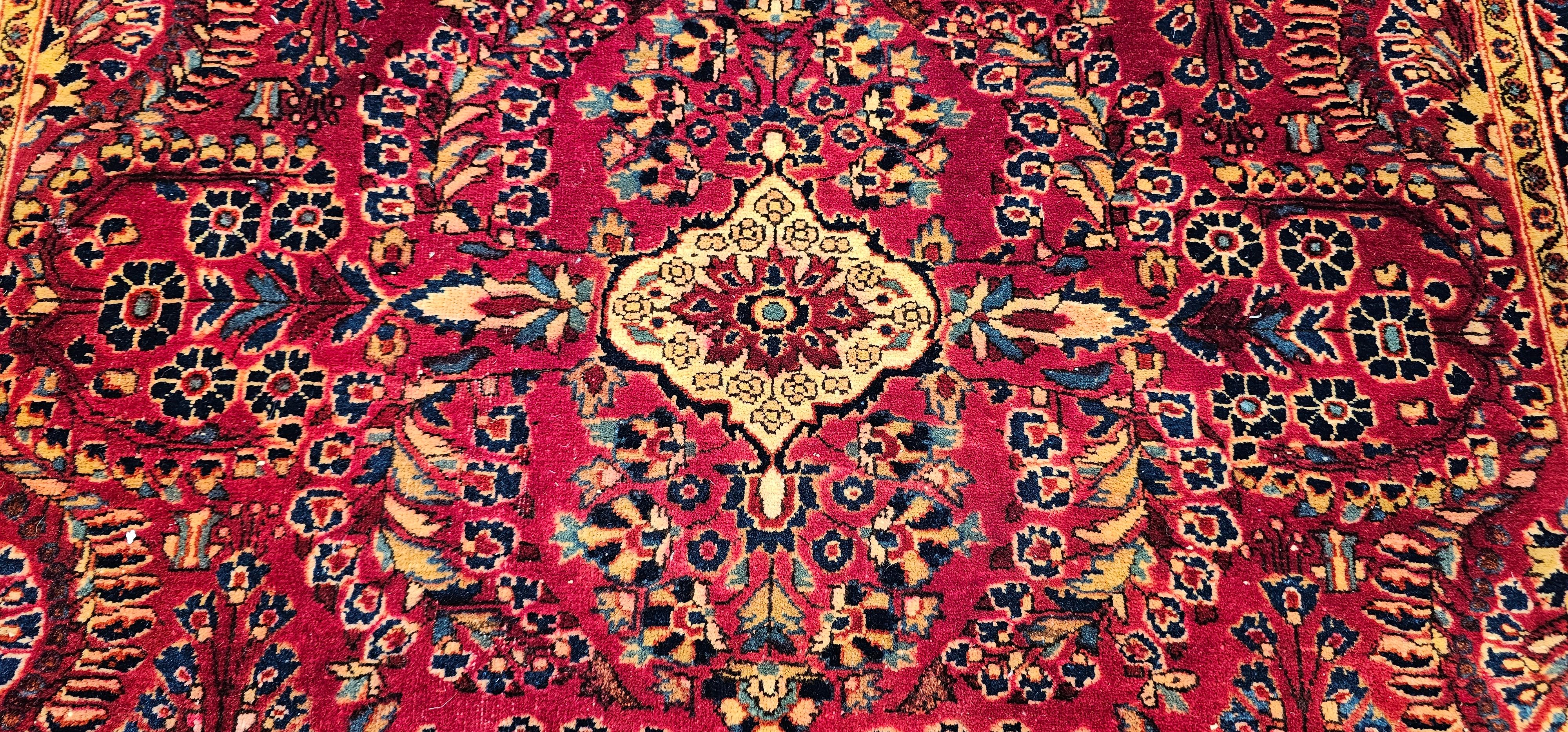 Ancien tapis persan Sarouk à motifs floraux en rouge, ivoire et marine en vente 3