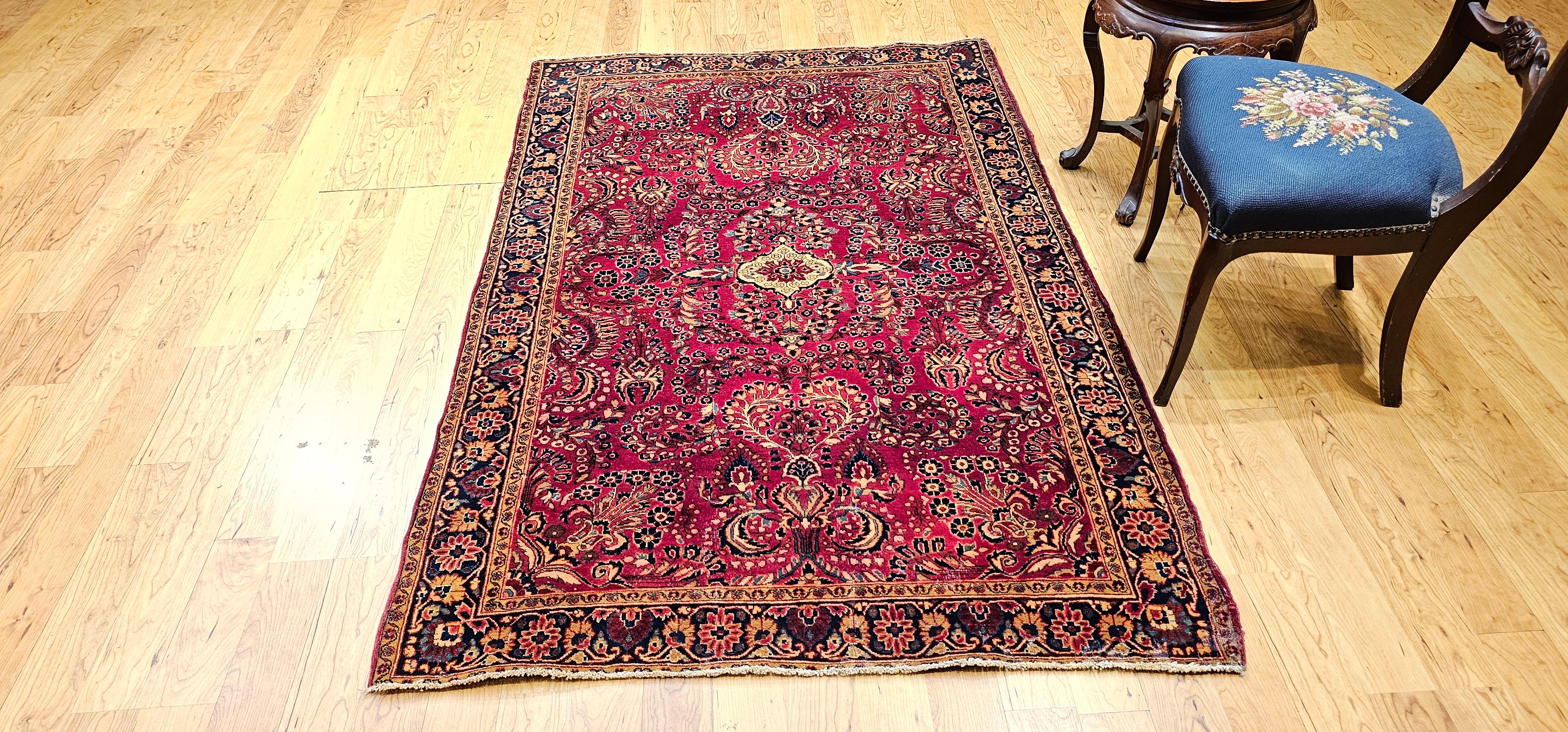 Ancien tapis persan Sarouk à motifs floraux en rouge, ivoire et marine en vente 5