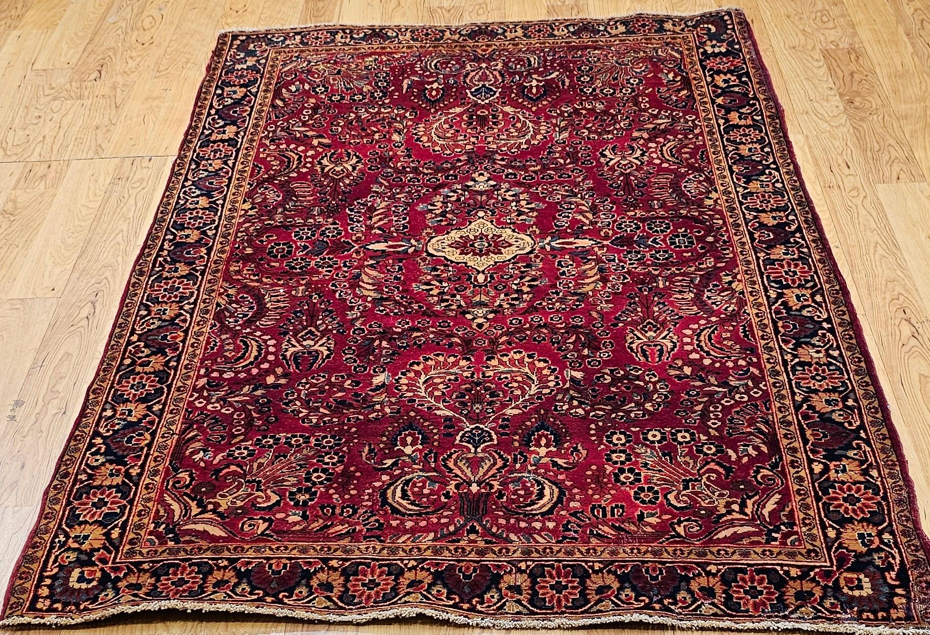 Perse Ancien tapis persan Sarouk à motifs floraux en rouge, ivoire et marine en vente