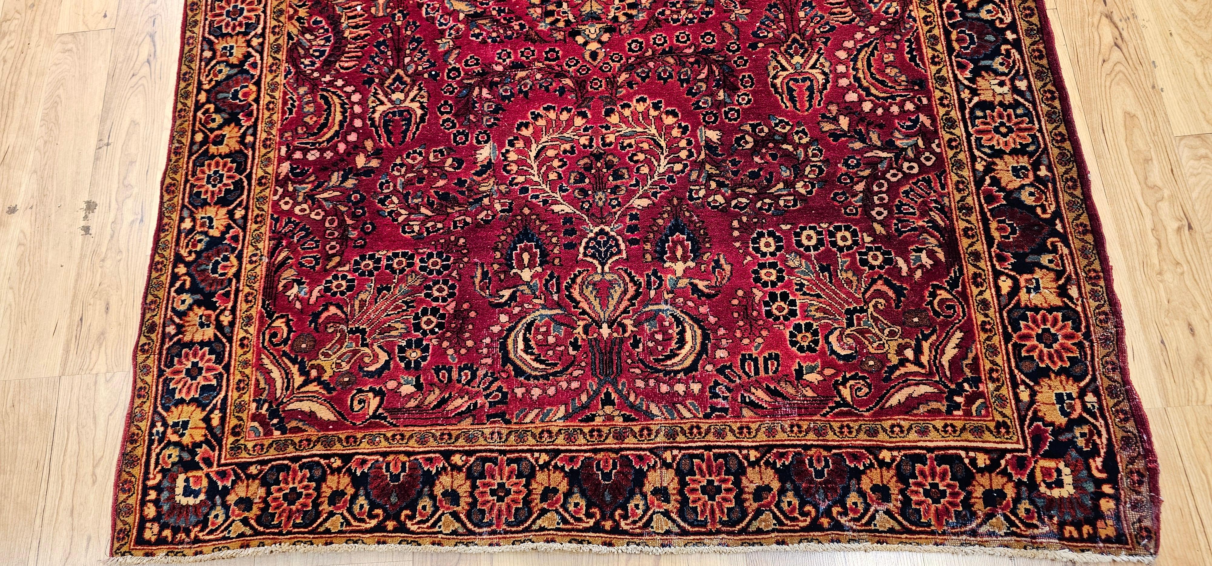 Tissé à la main Ancien tapis persan Sarouk à motifs floraux en rouge, ivoire et marine en vente