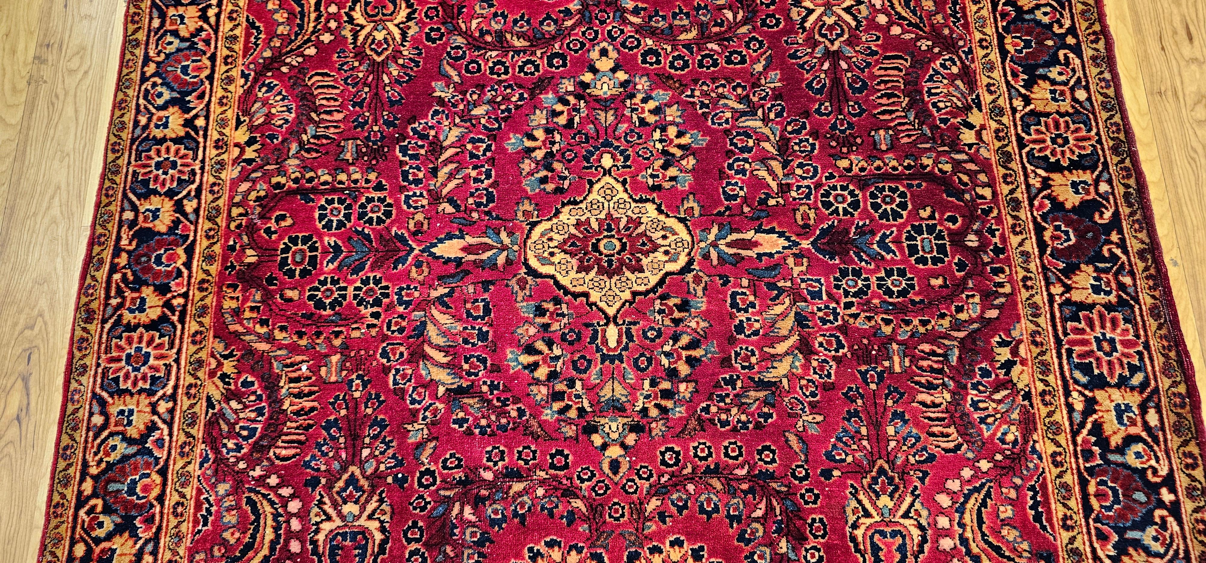 Ancien tapis persan Sarouk à motifs floraux en rouge, ivoire et marine Bon état - En vente à Barrington, IL