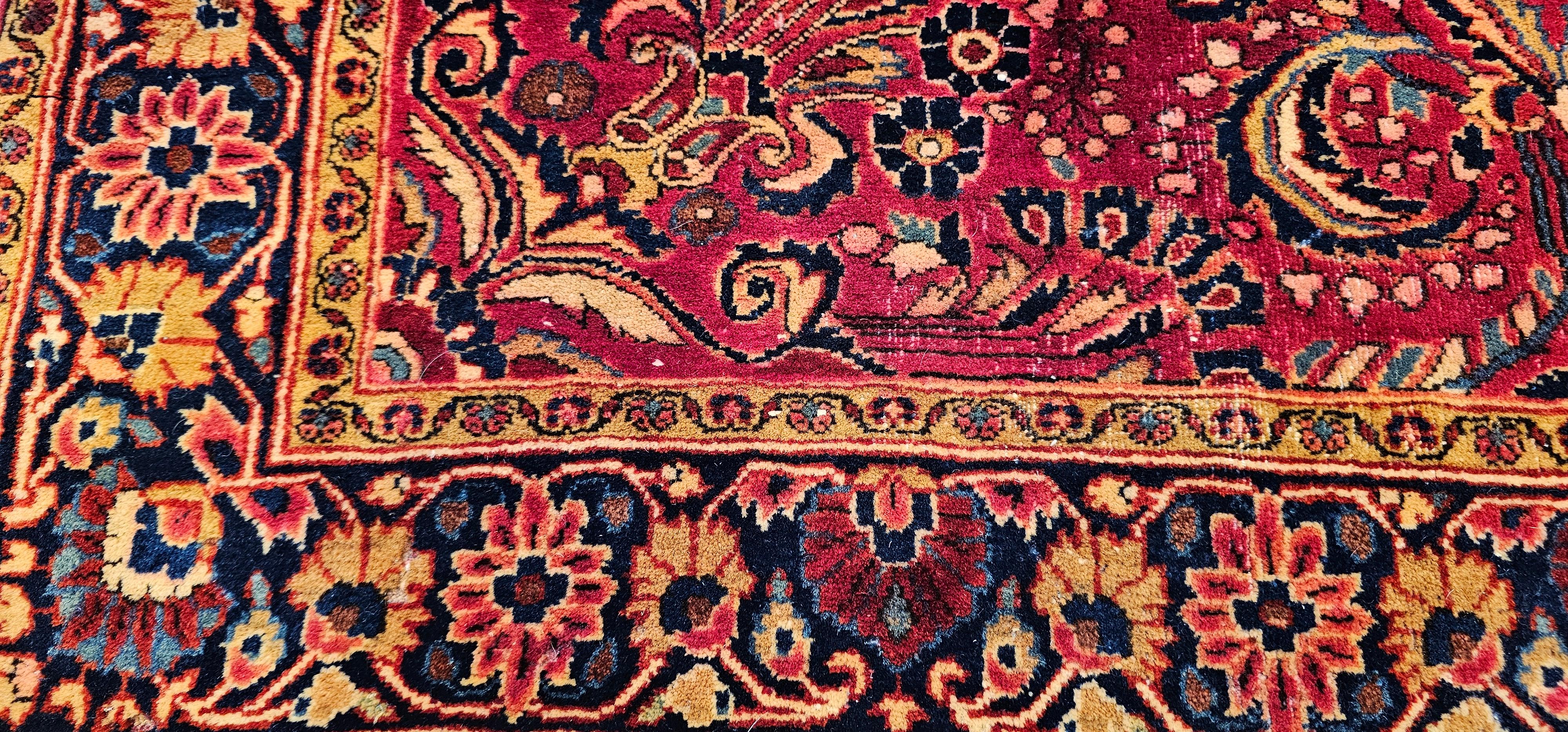Laine Ancien tapis persan Sarouk à motifs floraux en rouge, ivoire et marine en vente