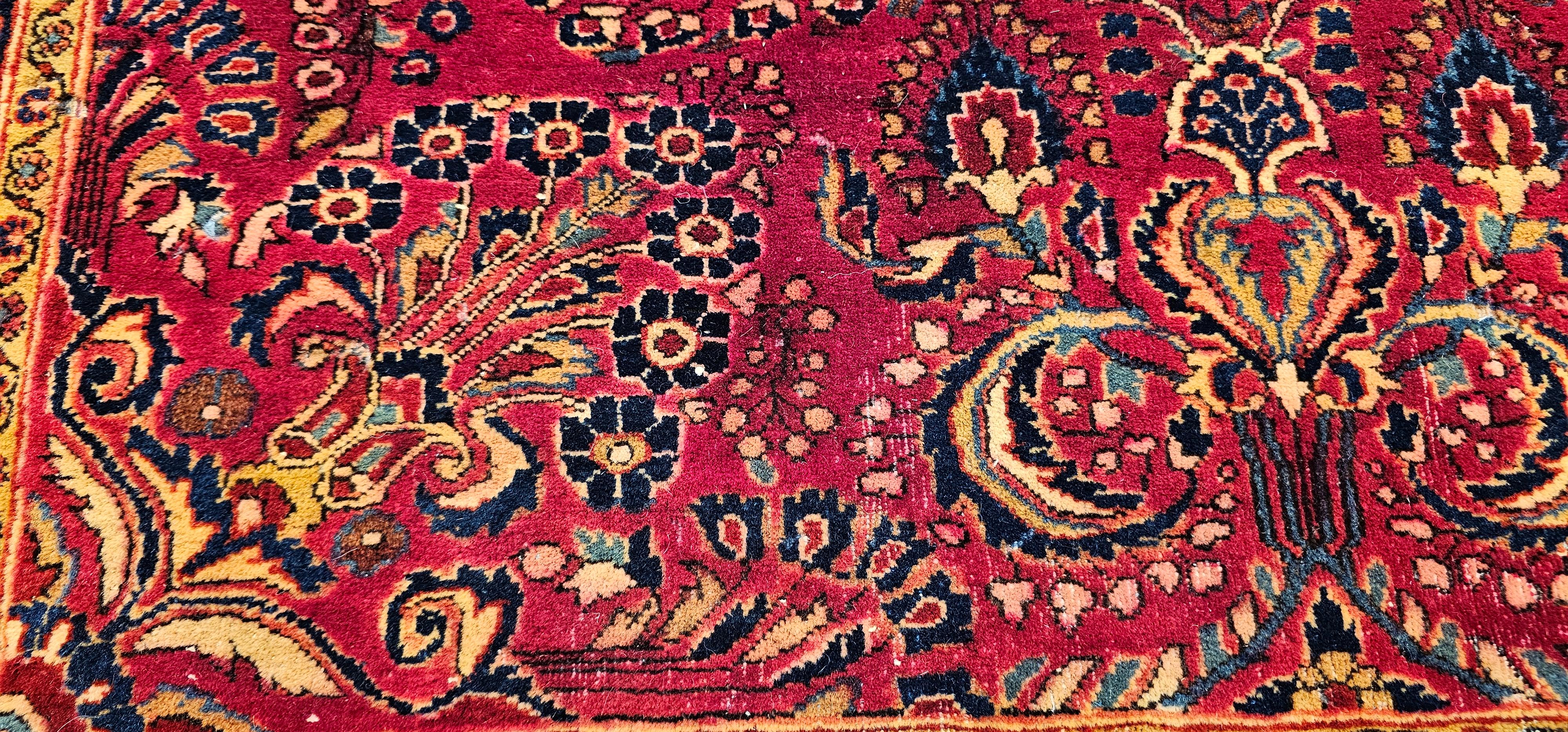 Ancien tapis persan Sarouk à motifs floraux en rouge, ivoire et marine en vente 1