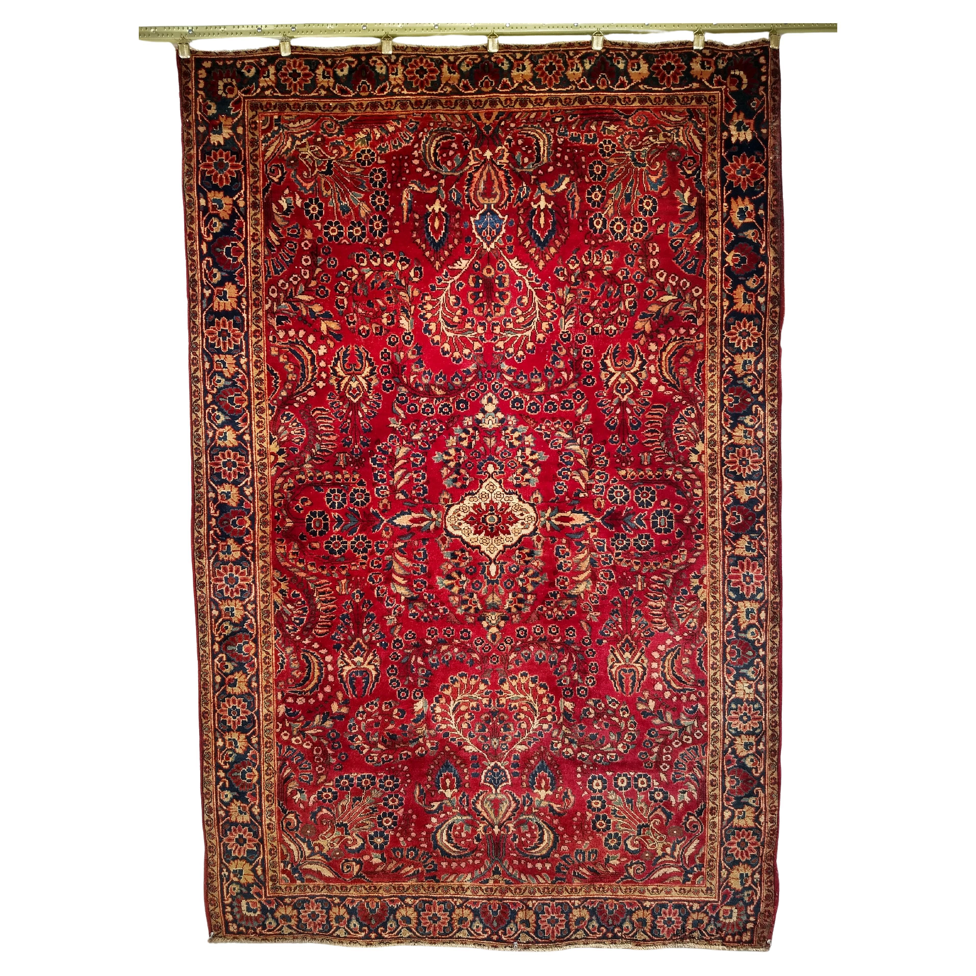 Tappeto antico persiano Sarouk con motivi floreali in rosso, avorio e blu