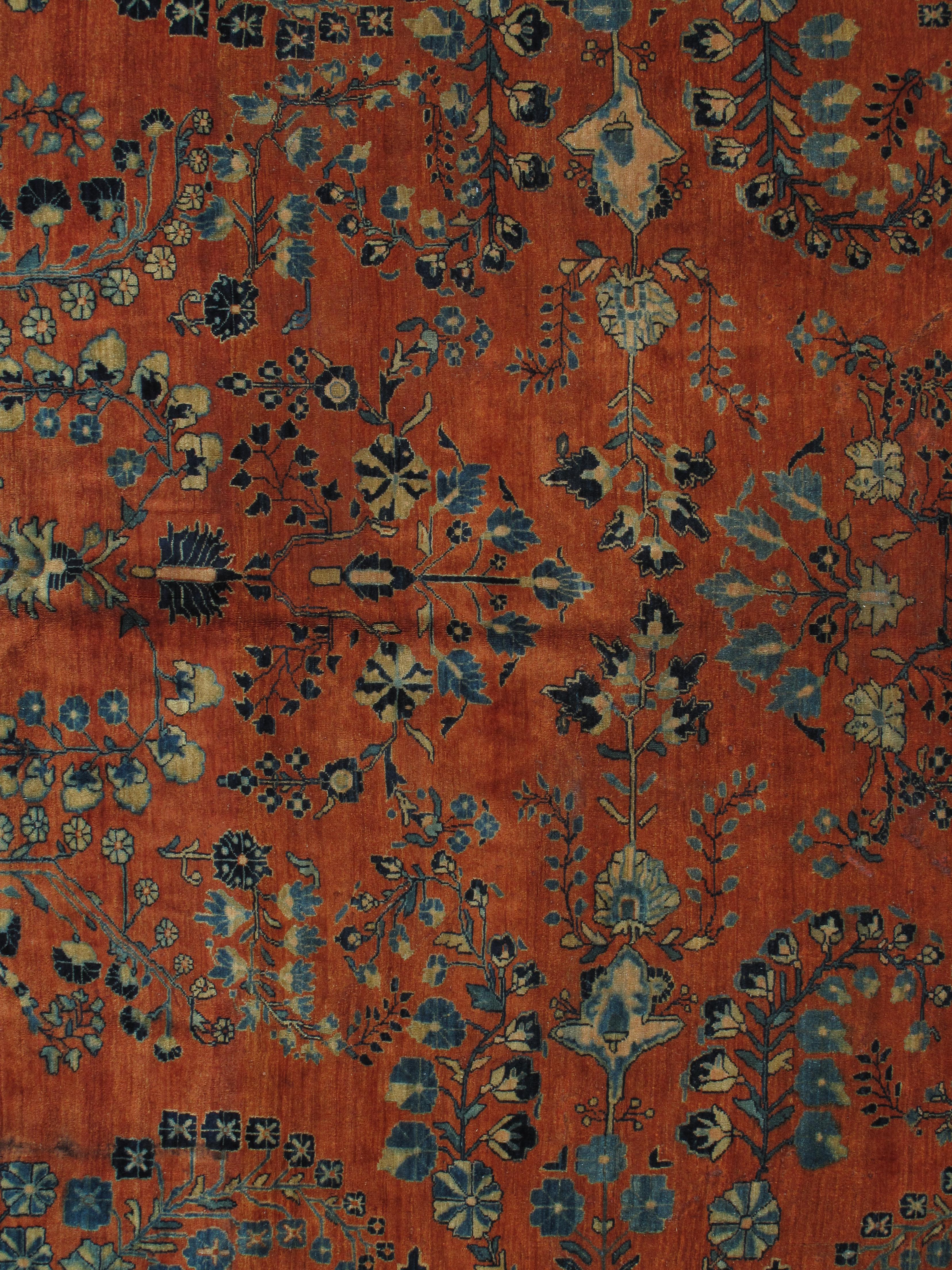 Dieser persische Sarouk-Blumenteppich aus dem frühen 20. Jahrhundert, der um 1920 entstand, ist ein schönes Beispiel für die hochwertigen Web- und Designtraditionen, die für persische Teppiche zu Beginn des 20. Sarouk, eine Stadt in der zentralen