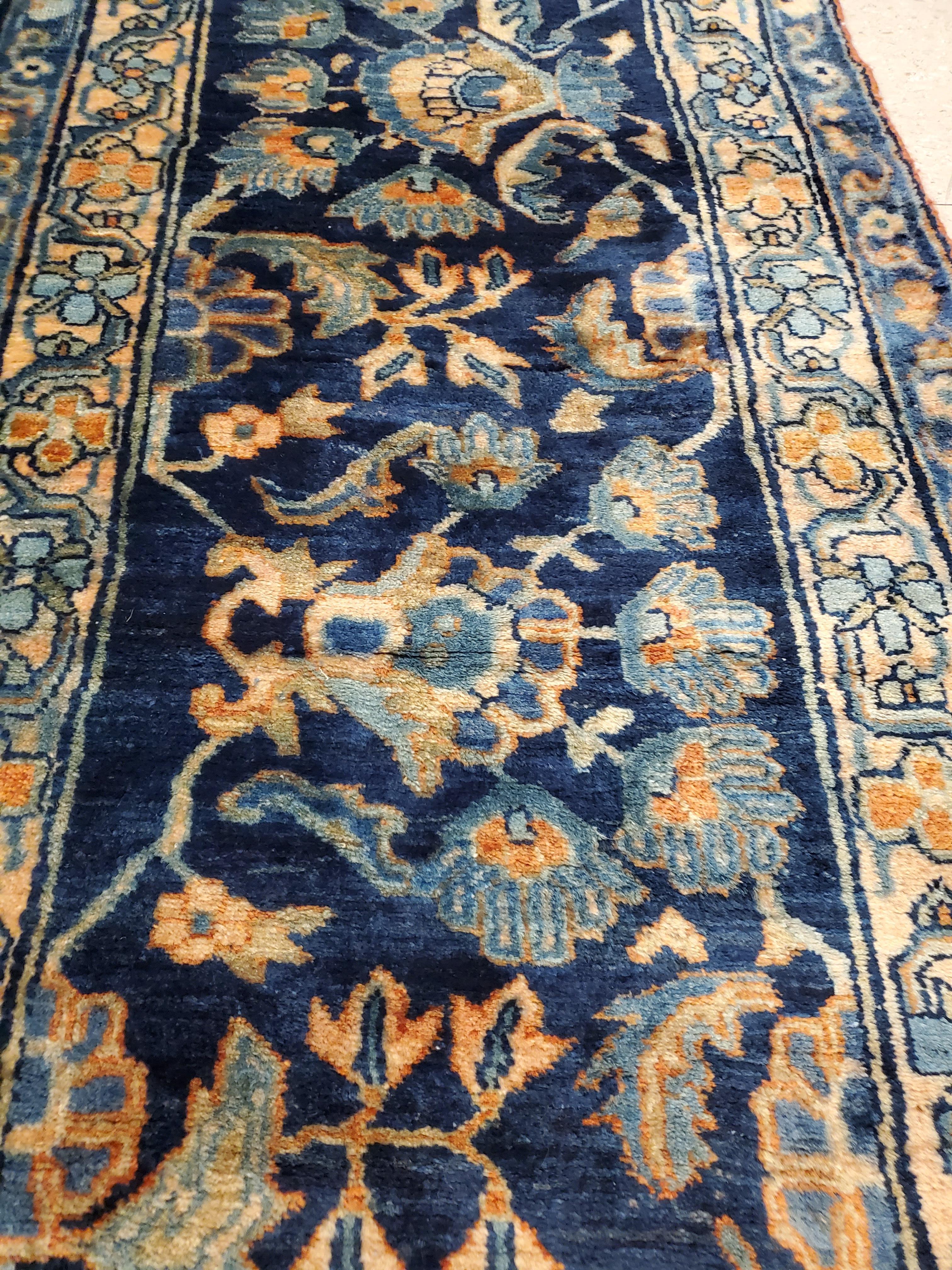 Antiker persischer Sarouk-Teppich aus Sarouk, handgefertigter orientalischer Teppich, Marineblau, Rost, Lt, Elfenbein im Angebot 1