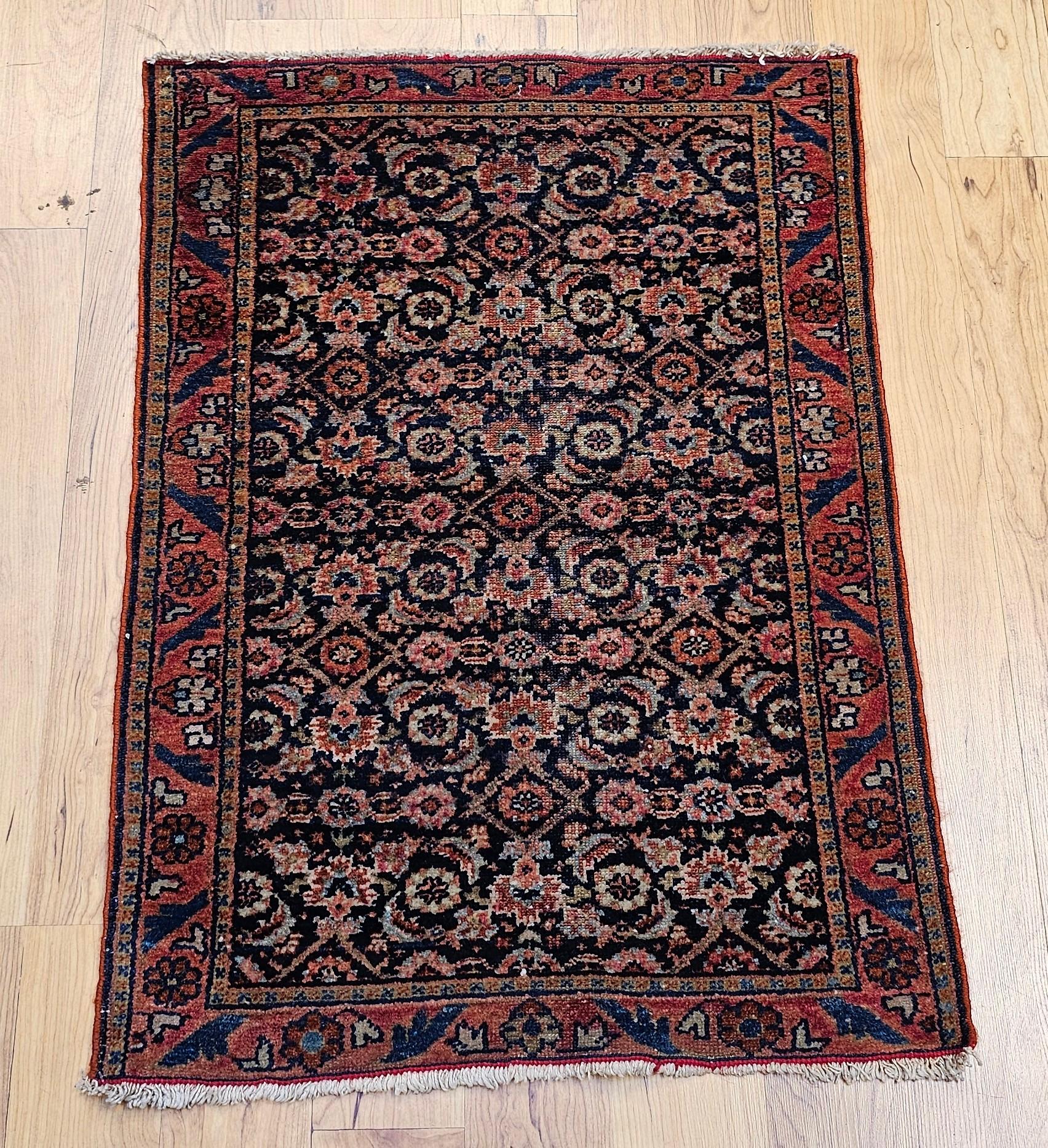 Ein exquisiter persischer Sarouk-Farahan-Teppich aus dem frühen 20. Jahrhundert, der in Westpersien in feiner Handarbeit gewebt wurde. Dieses außergewöhnliche Exemplar zeichnet sich durch ein kompliziertes All-Over-Herati-Muster aus, das sich