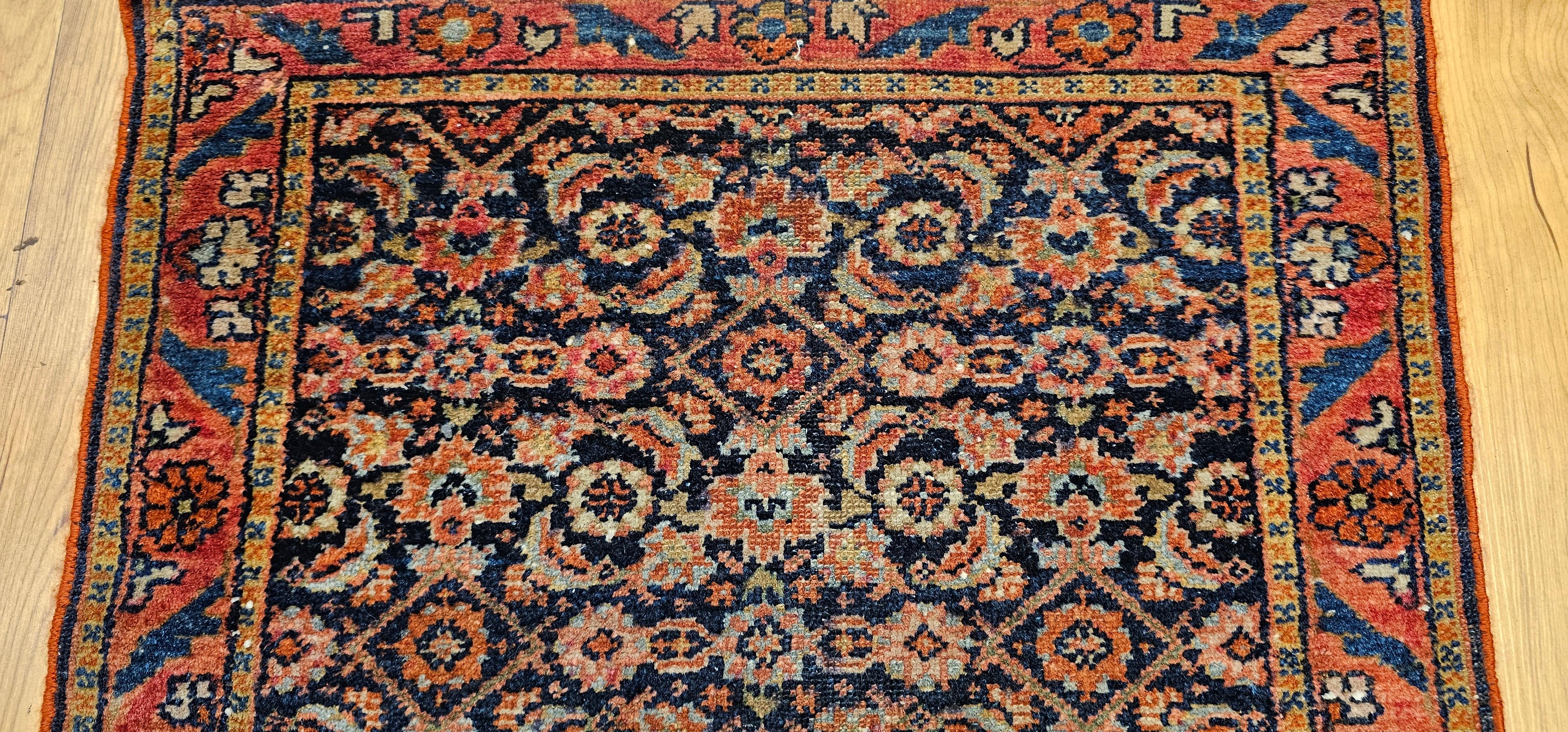 Antiker persischer Sarouk Farahan Flächenteppich mit All-Over-Muster im Zustand „Gut“ im Angebot in Barrington, IL