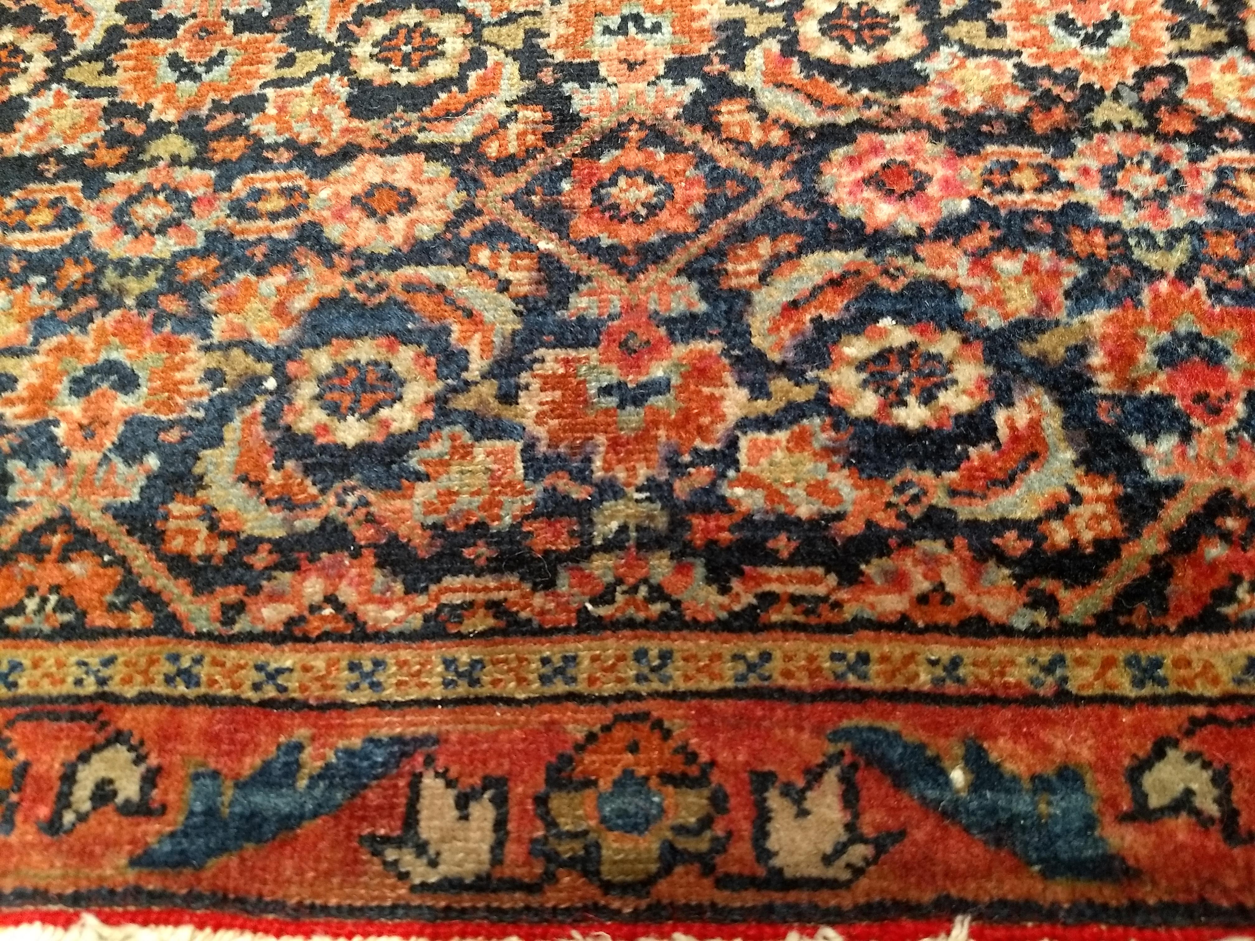 Antiker persischer Sarouk Farahan Flächenteppich mit All-Over-Muster im Angebot 1