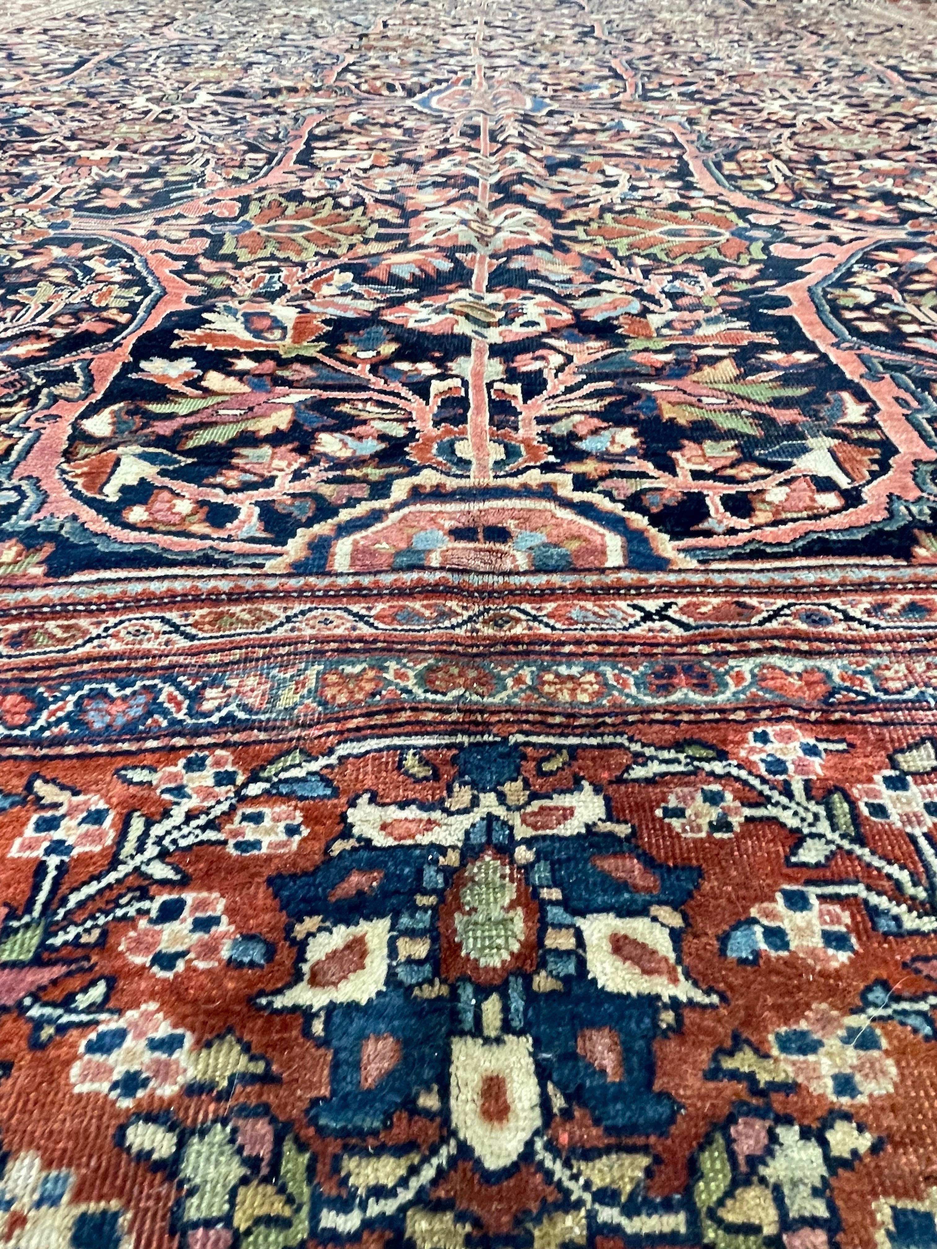 Antiker persischer Sarouk Farahan aus Sarouk, um 1900 im Zustand „Gut“ im Angebot in Morton Grove, IL