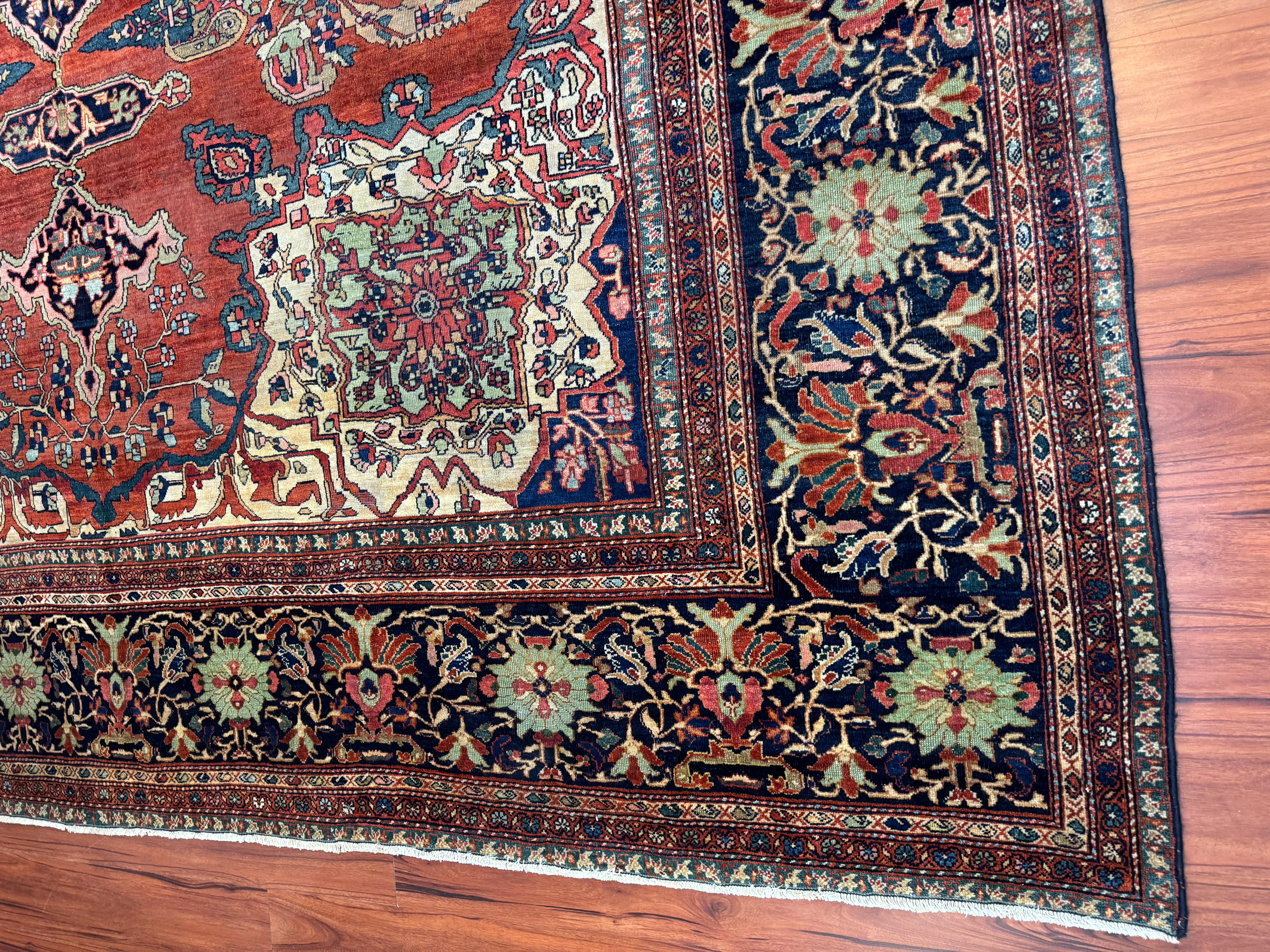 Dieser außergewöhnliche antike persische Sarouk-Farahan-Teppich, der in den späten 1890er Jahren im Iran gewebt wurde, verkörpert den Gipfel persischer Handwerkskunst und Kunstfertigkeit. Die Teppiche von Sarouk Farahan sind für ihre