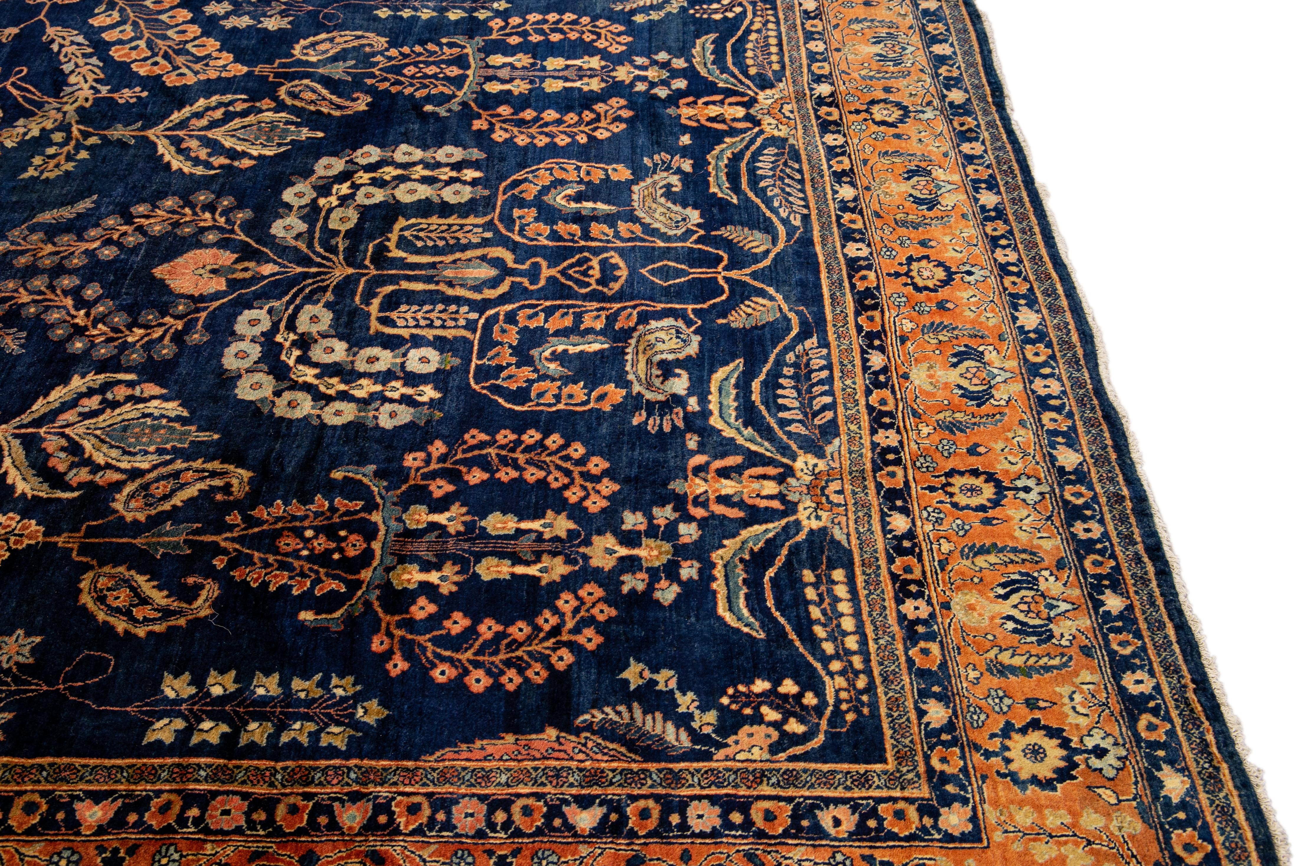 Ancien tapis persan Sarouk Farahan en laine bleu marine conçu à la main, entièrement réalisé à la main en vente 1