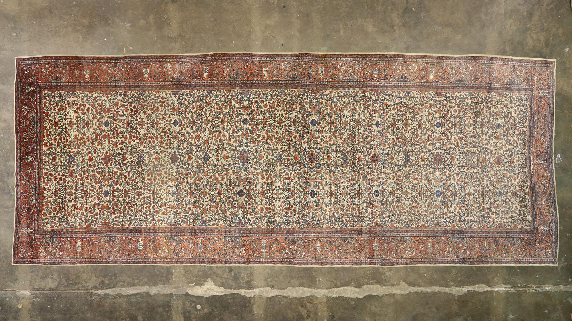 Fin du 19e siècle - Tapis ancien surdimensionné Sarouk Farahan, 10'06 x 26'09 en vente 1