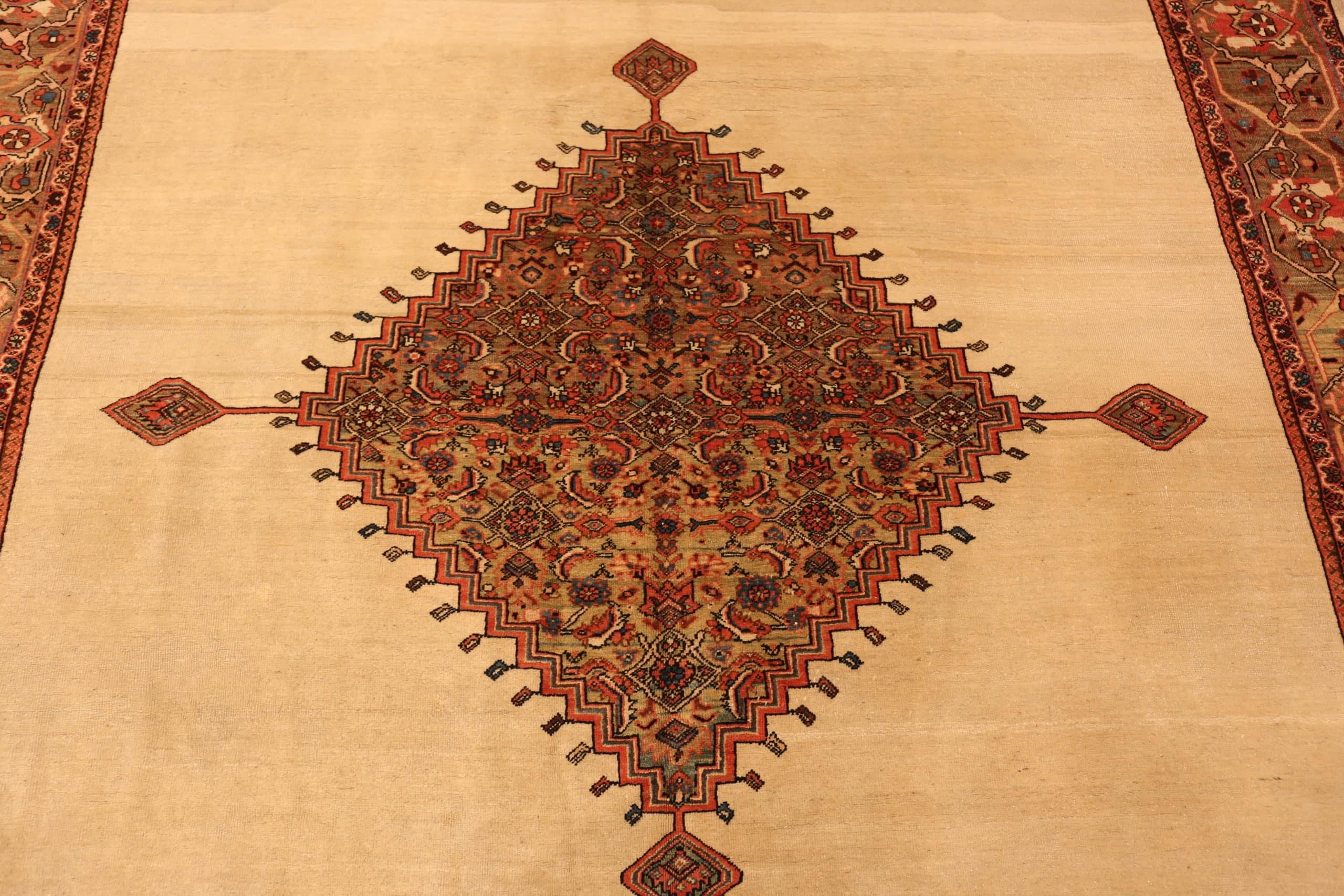 Antique Persian Sarouk Farahan Rug. 6 ft 10 in x 9 ft 10 in In Good Condition For Sale In New York, NY