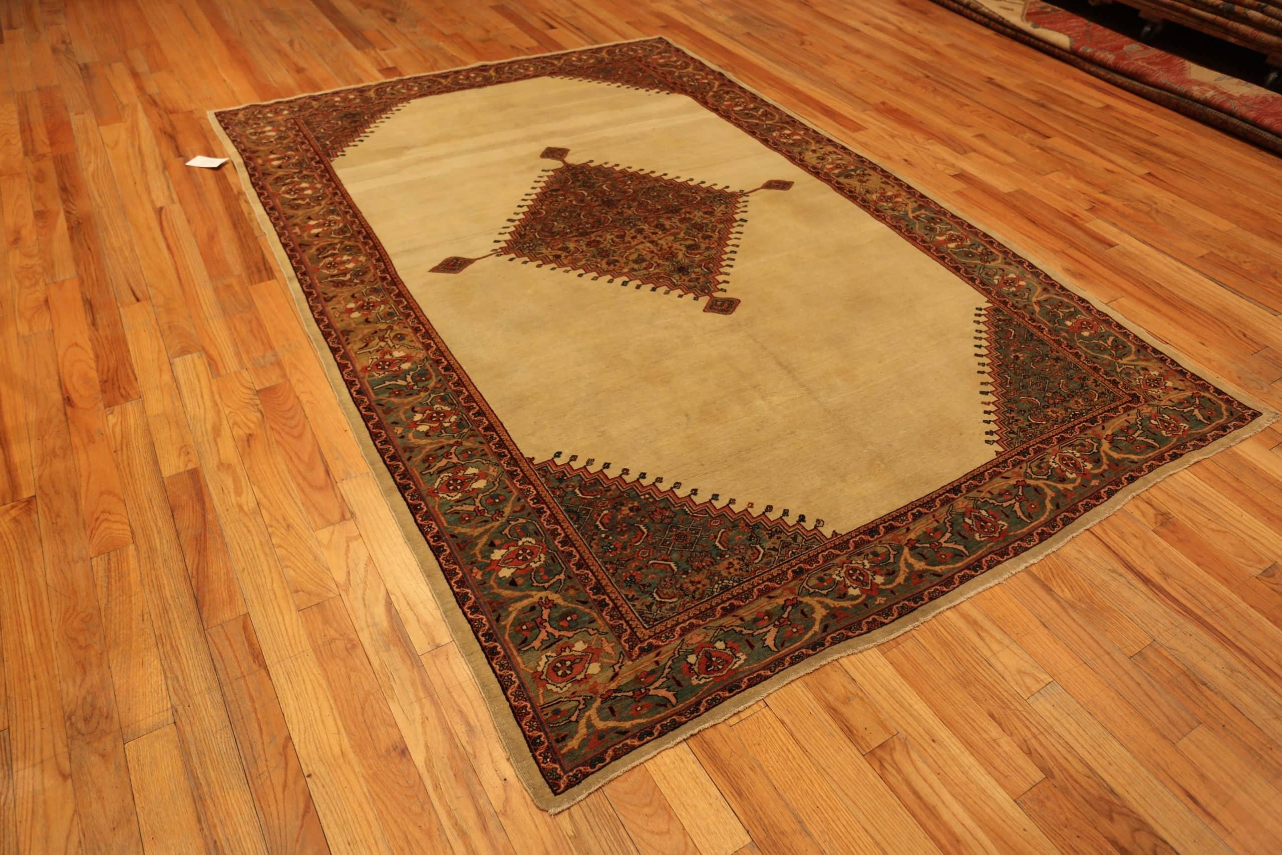 Antique Persian Sarouk Farahan Rug. 6 ft 10 in x 9 ft 10 in For Sale 1