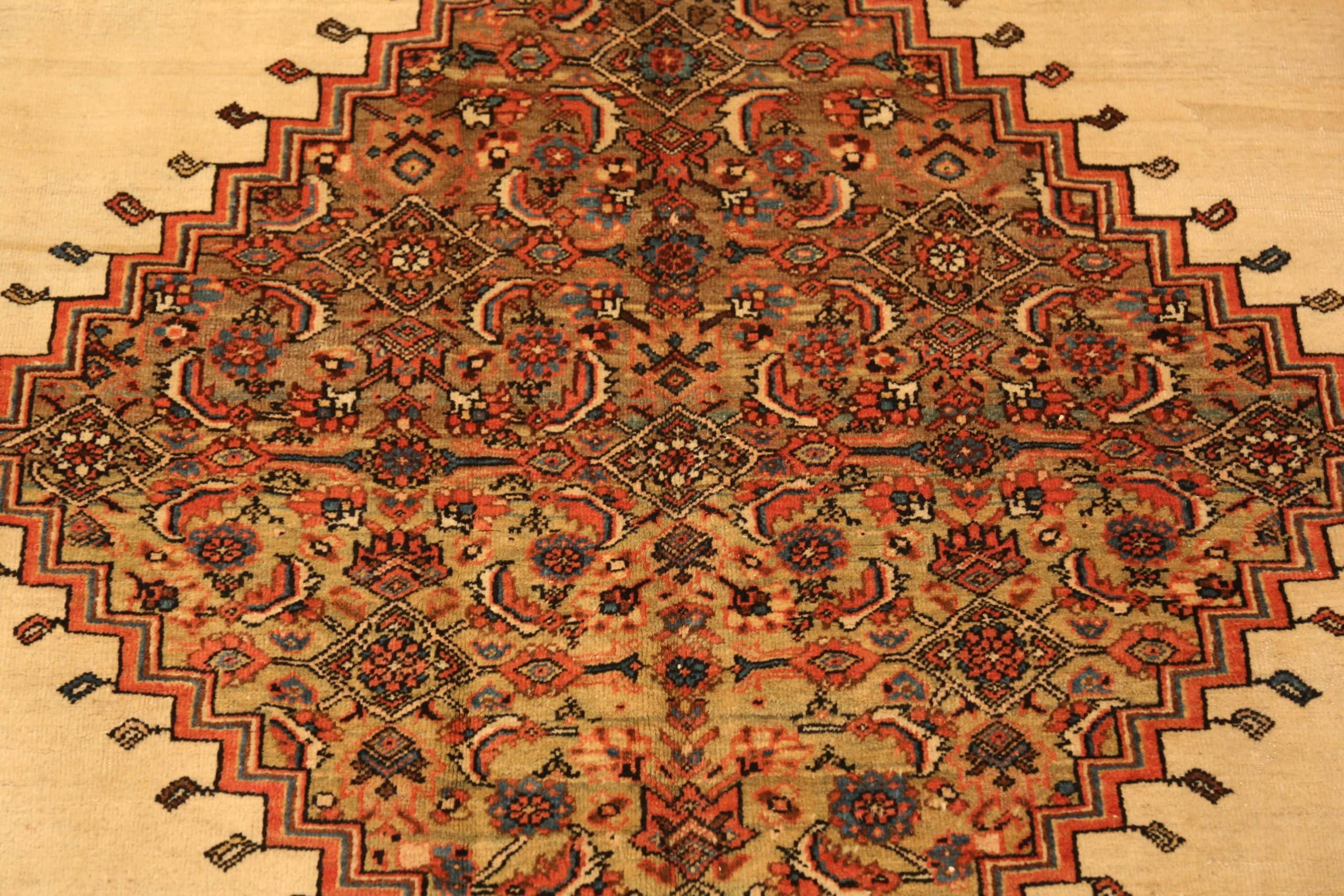 Antique Persian Sarouk Farahan Rug. 6 ft 10 in x 9 ft 10 in For Sale 2