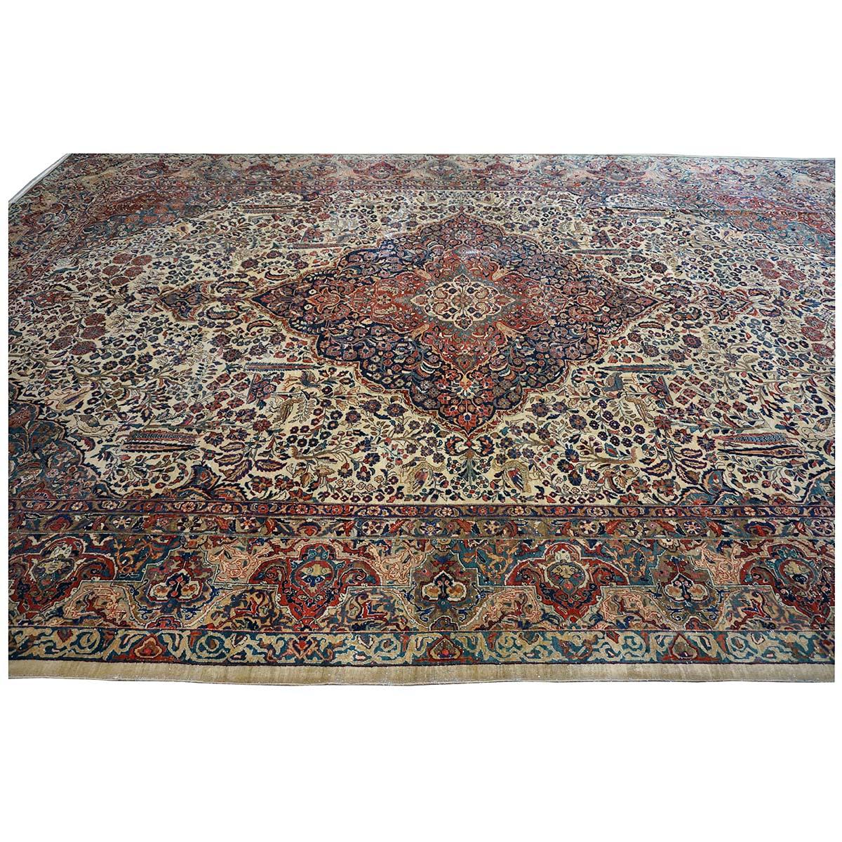 Antiker persischer Sarouk Mahajaran-Teppich in Übergröße 12x19 in Elfenbein, Marineblau und Rot (Wolle) im Angebot