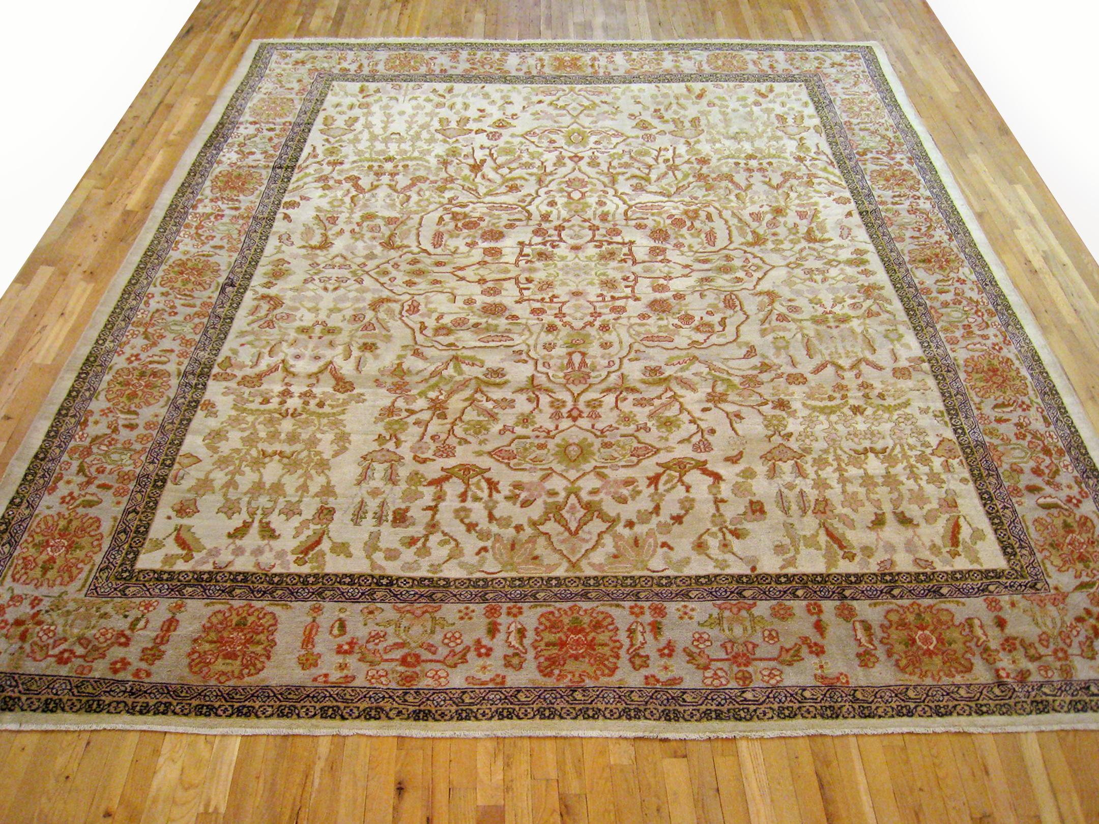 Tapis persan ancien de Sultanabad, taille d'une pièce, circa 1900

Tapis oriental persan ancien Sultanabad unique en son genre, avec un poil de laine épais et lustré, noué à la main, avec un toucher doux et une grande résistance à l'usure. Ce