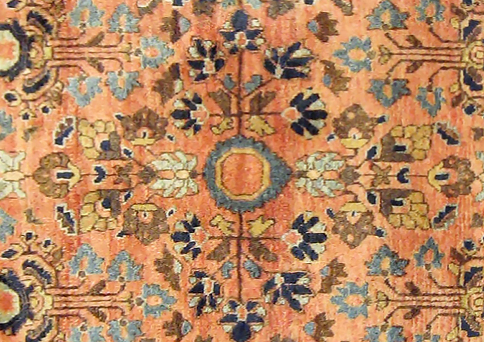 Noué à la main Tapis oriental persan ancien Sarouk, de petite taille, avec un motif floral complexe en vente