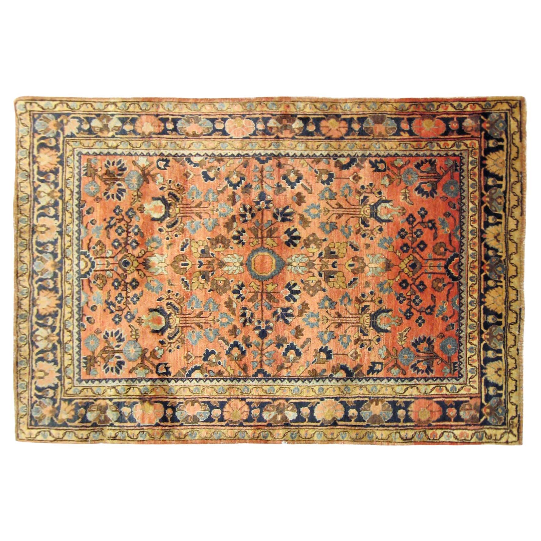 Tapis persan ancien de style Sarouk oriental, de petite taille, avec un motif floral complexe