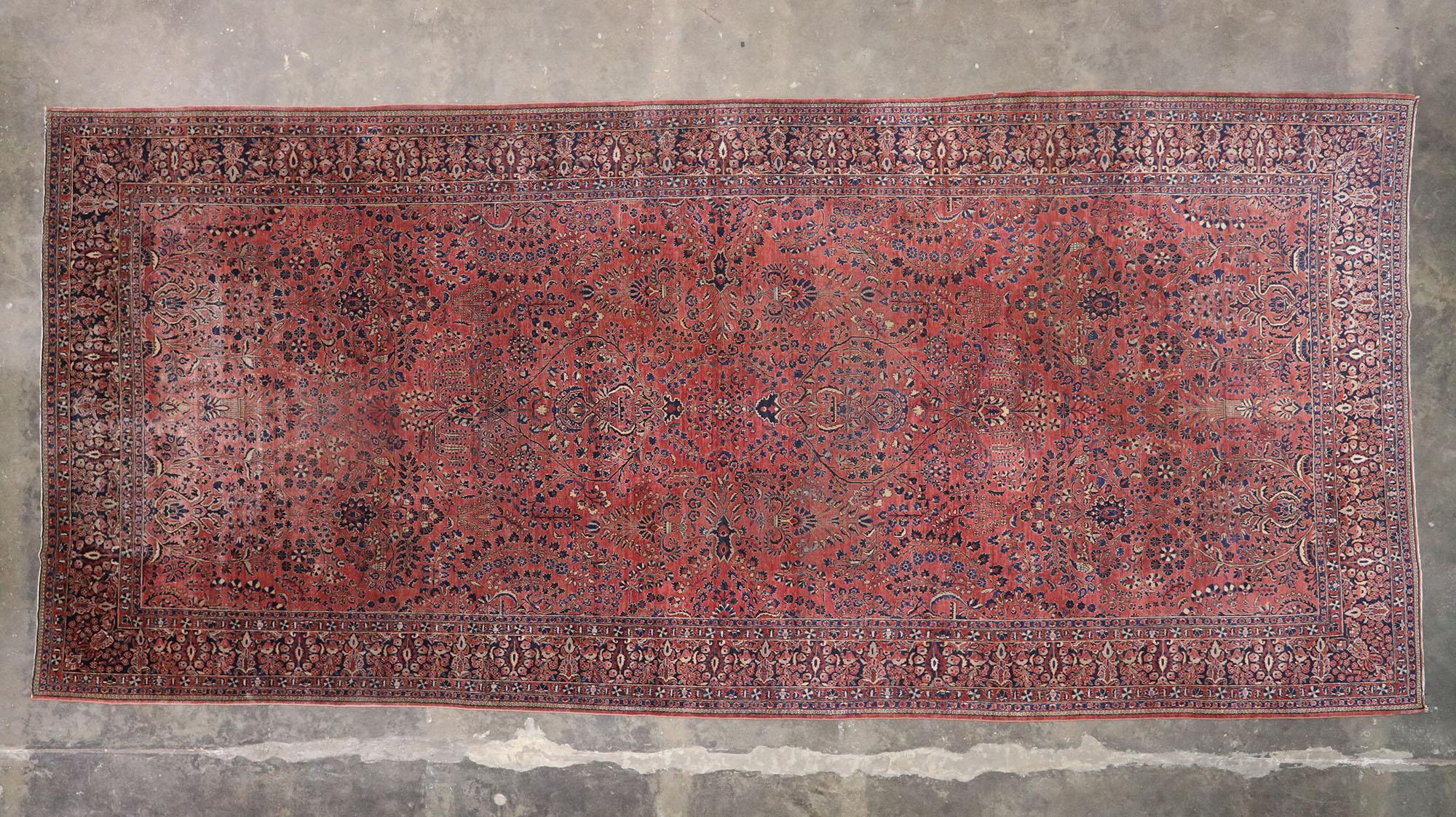 20ième siècle Tapis persan antique Sarouk, 10'07 x 23'02  en vente