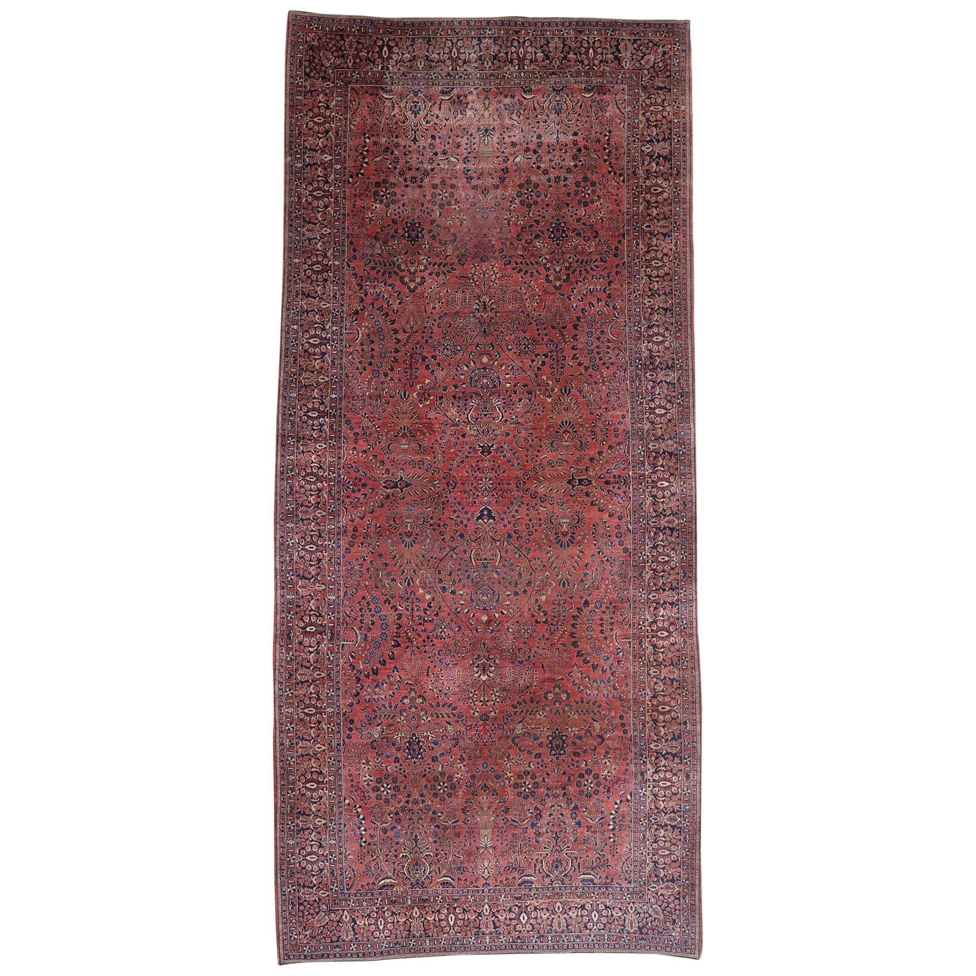 Tapis persan antique Sarouk, 10'07 x 23'02  en vente