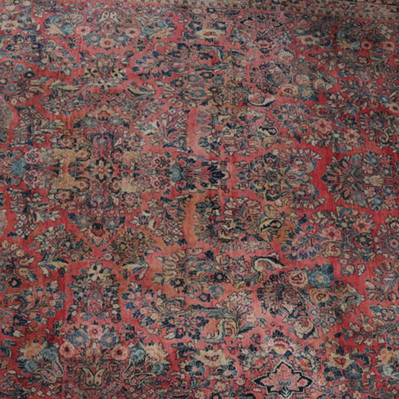 Perse Tapis persan ancien en laine orientale Sarouk de taille standard, vers 1920 en vente