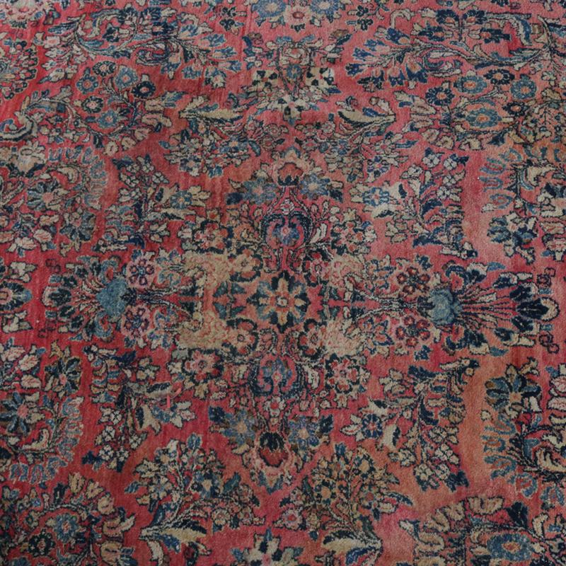 Antiker persischer Sarouk-Teppich aus orientalischer Wolle in Zimmergröße, um 1920 im Zustand „Gut“ im Angebot in Big Flats, NY