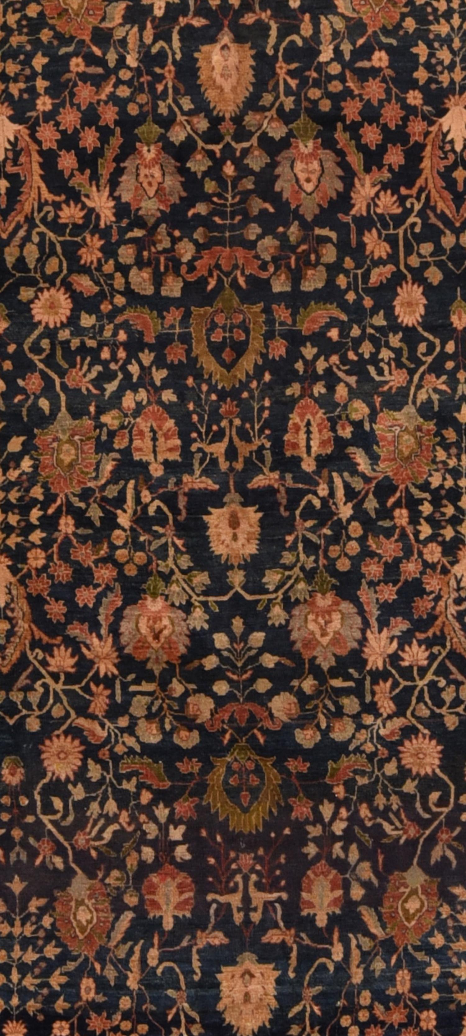 Antique Persian Sarouk Rug In Good Condition For Sale In New York, NY