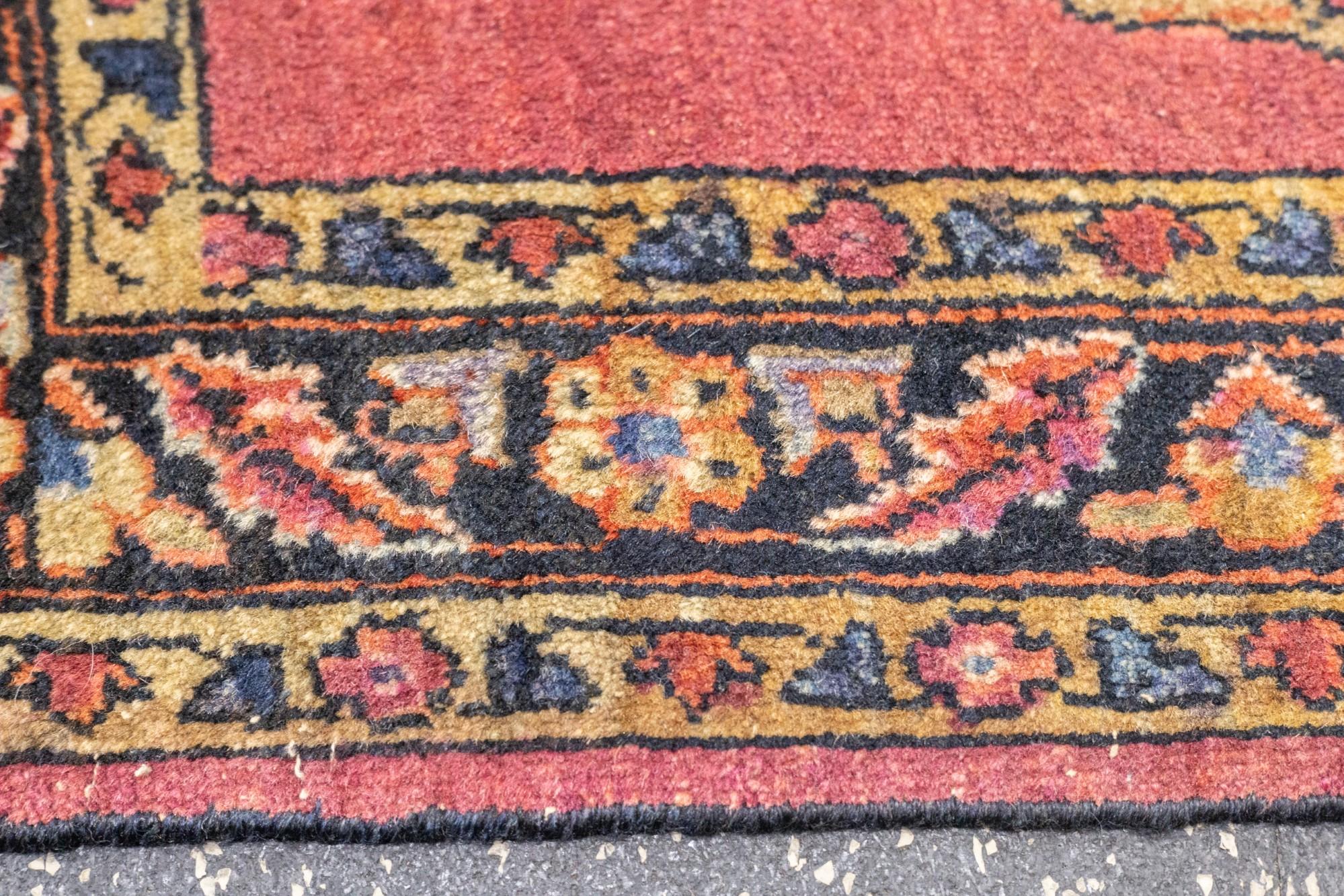 Antiker persischer Sarouk-Teppich aus Sarouk 1'11'' x 2'6'' im Zustand „Gut“ im Angebot in New York, NY
