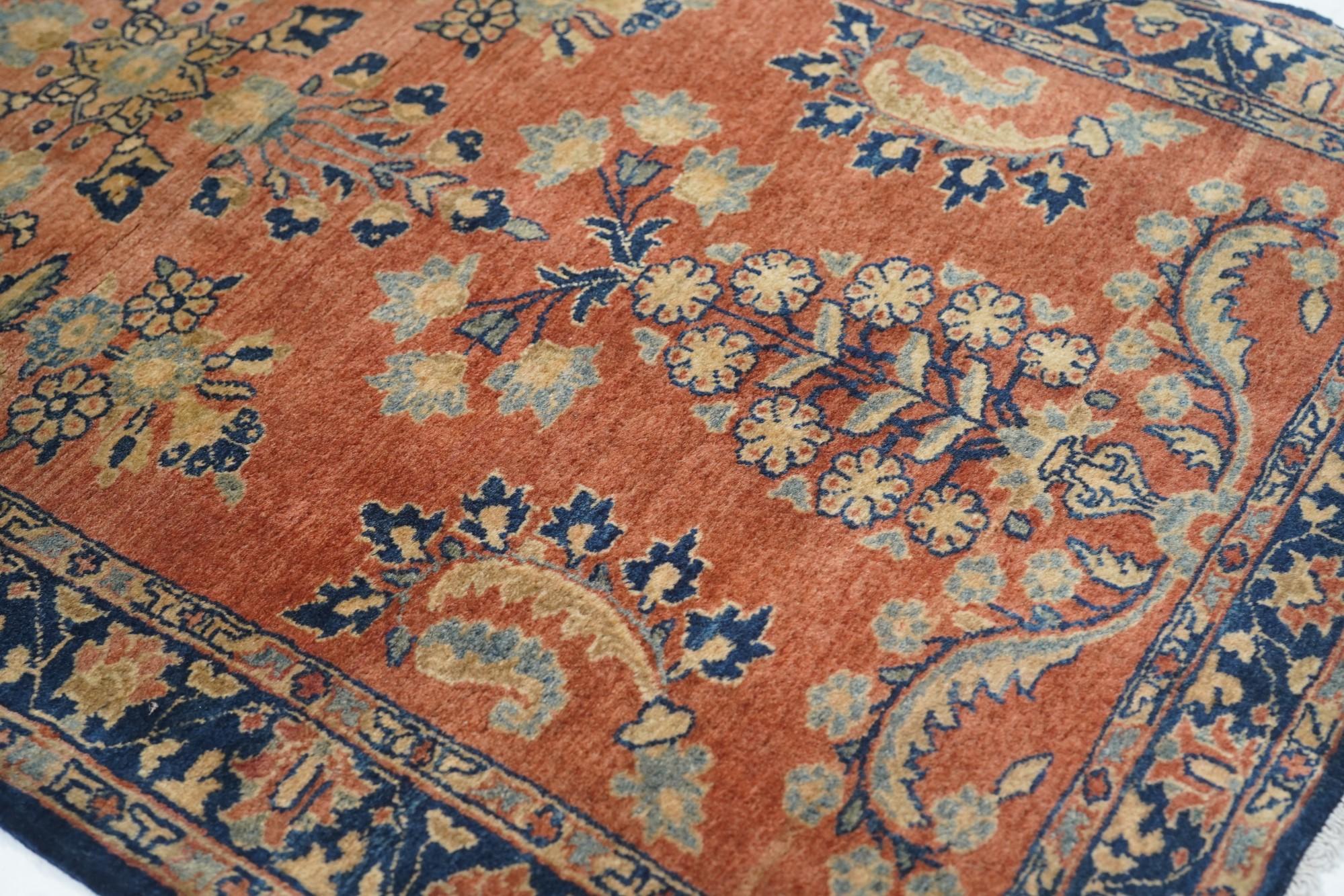 Antiker persischer Sarouk-Teppich aus Sarouk 2'6'' x 4'10'' im Zustand „Gut“ im Angebot in New York, NY