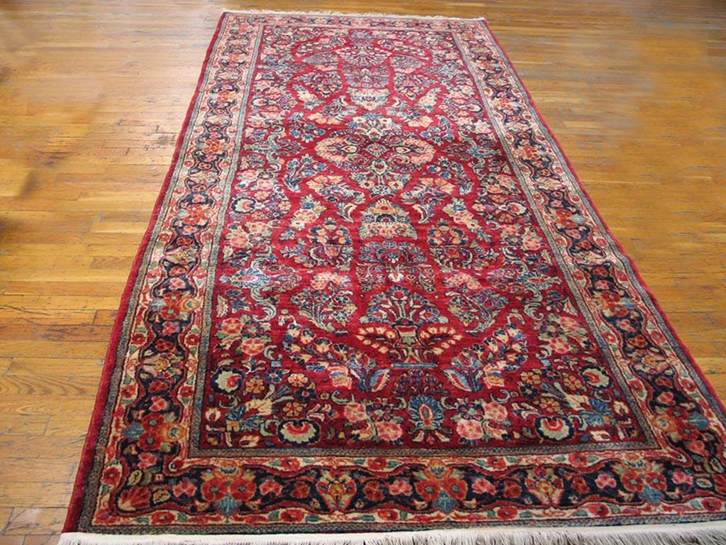 Antique Persian Sarouk rug. Size: 4'7