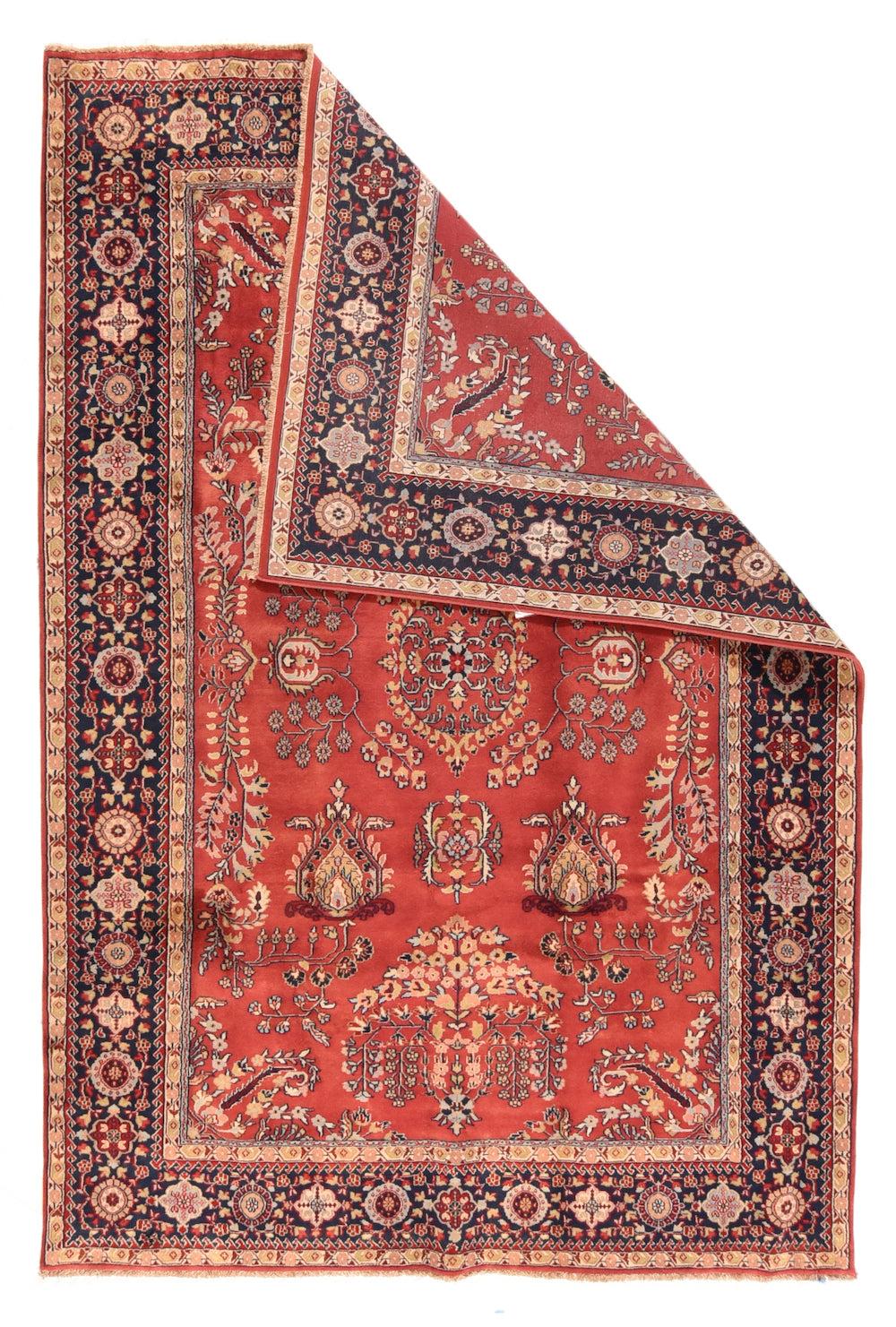 Antiker persischer Sarouk-Teppich 5'11'' x 9'0''. In einem Übergangsstil zeigt das rote Feld eine Streuung von Palmetten, Stängeln, Nelken, schlanken Botehs. Blatt- und Blütenstängeln im 