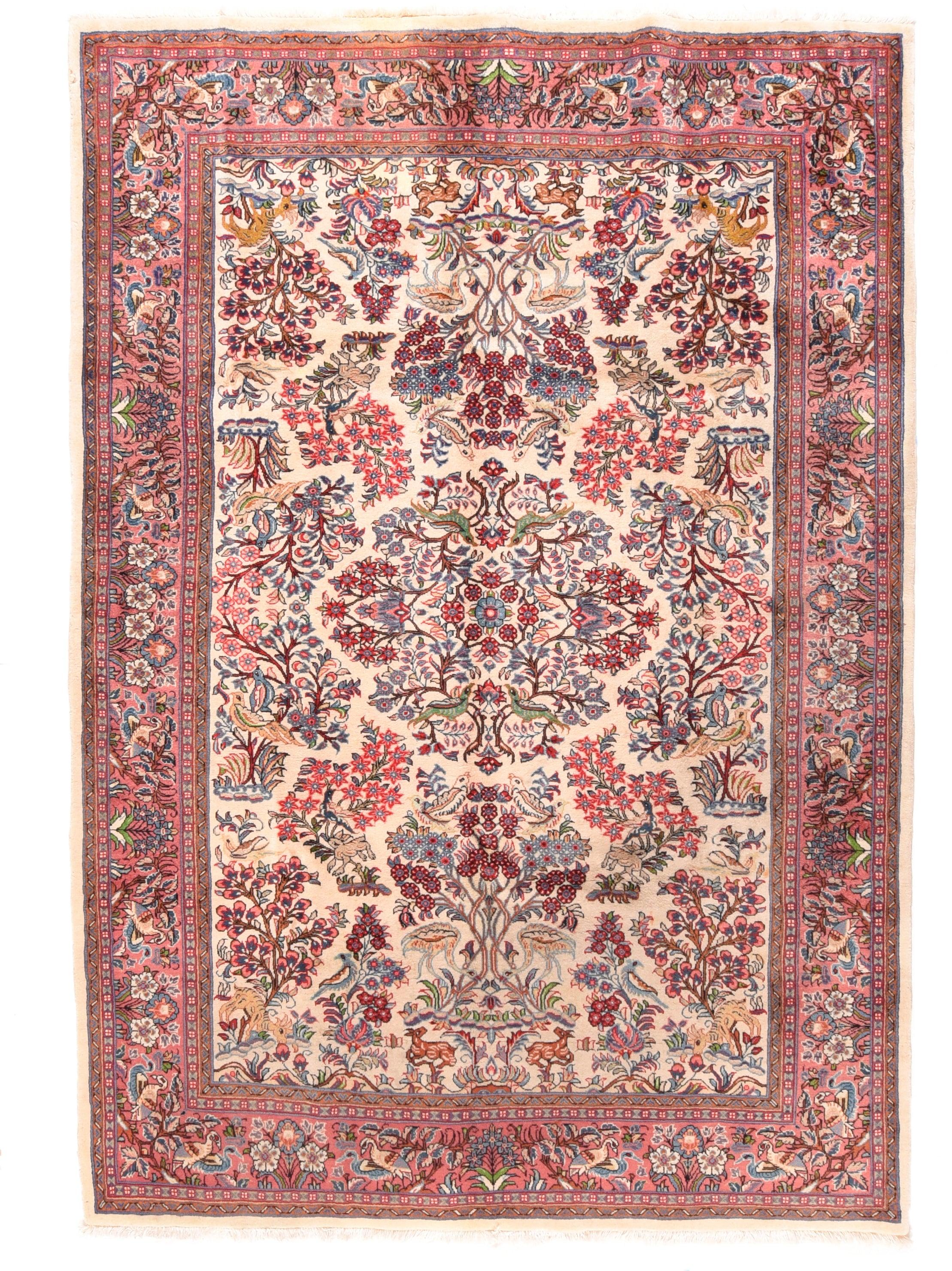 Antiker persischer Sarouk-Teppich 5'8'' x 8'2''.  Dieser mäßig gewebte, halbgeometrische, rustikale Teppich zeigt ein weiches, abgeschliffenes Krapp-Rost-Feld mit einer Version des klassischen 2/1/2-Musters mit sandgestuften Eckreserven um ein