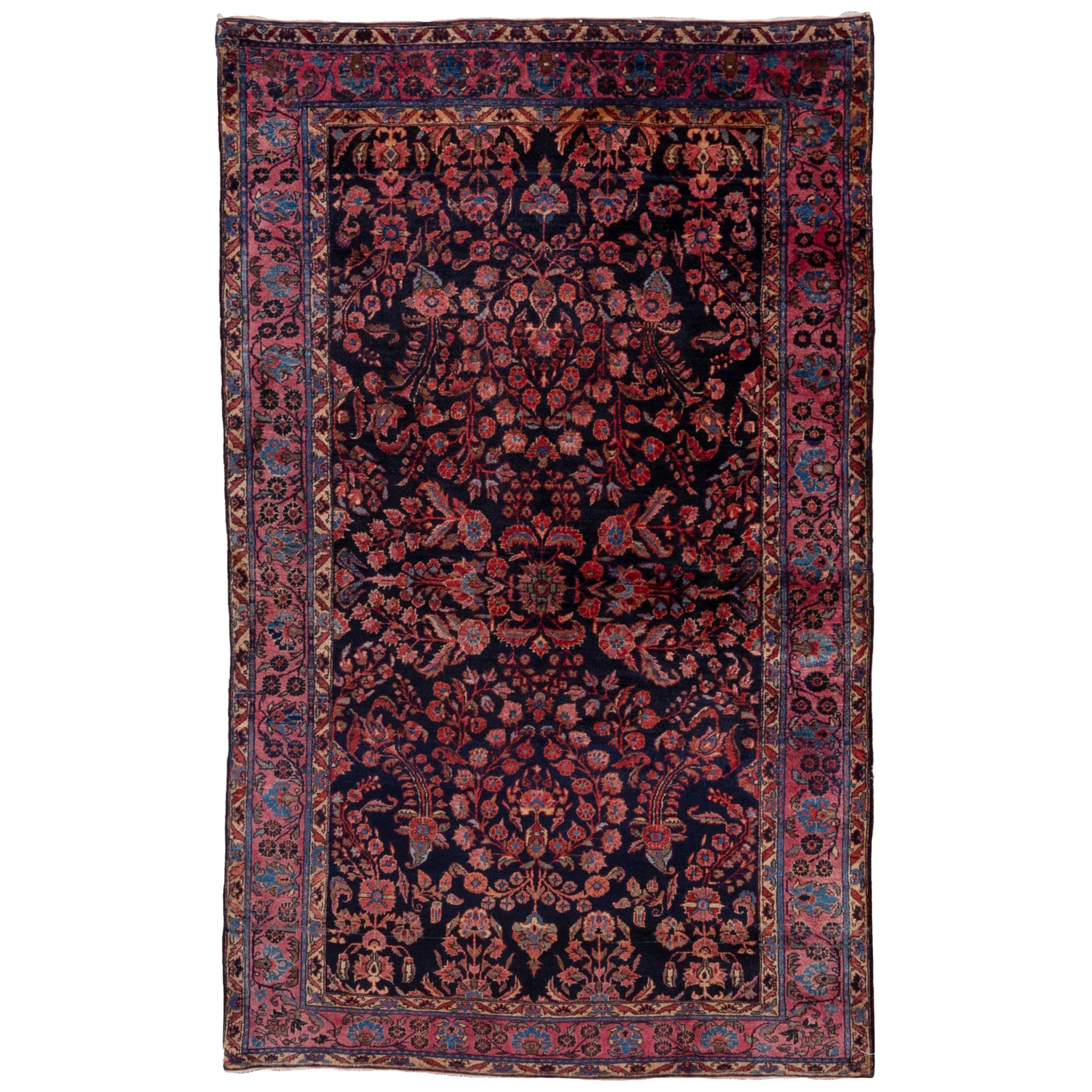 Antiker persischer Sarouk-Teppich im amerikanischen Stil, mit marineblauen Akzenten auf dem gesamten Feld und rosa Akzenten