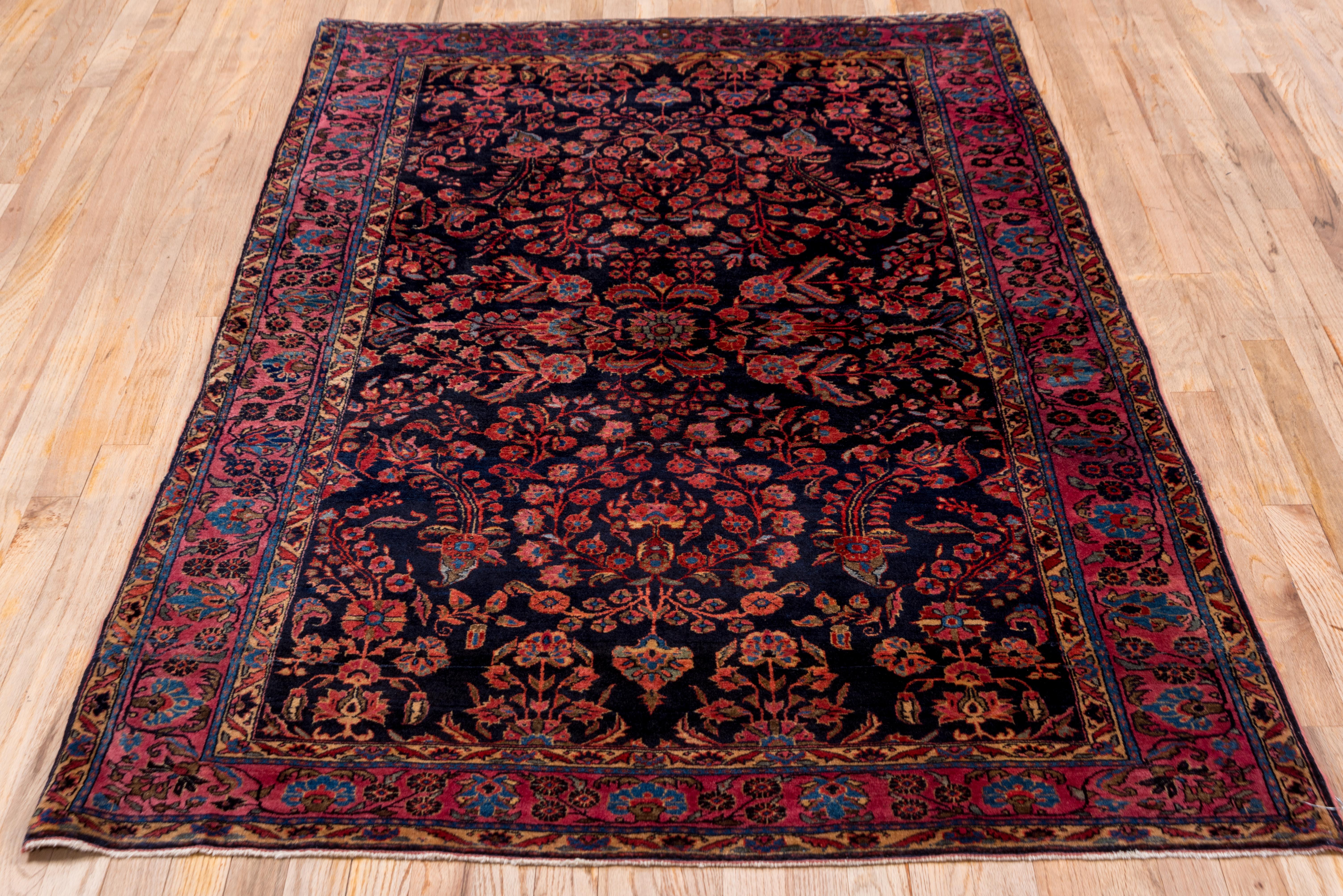 Sarouk Farahan Antico tappeto persiano Sarouk, in stile americano, con campo interamente blu e accenti rosa in vendita