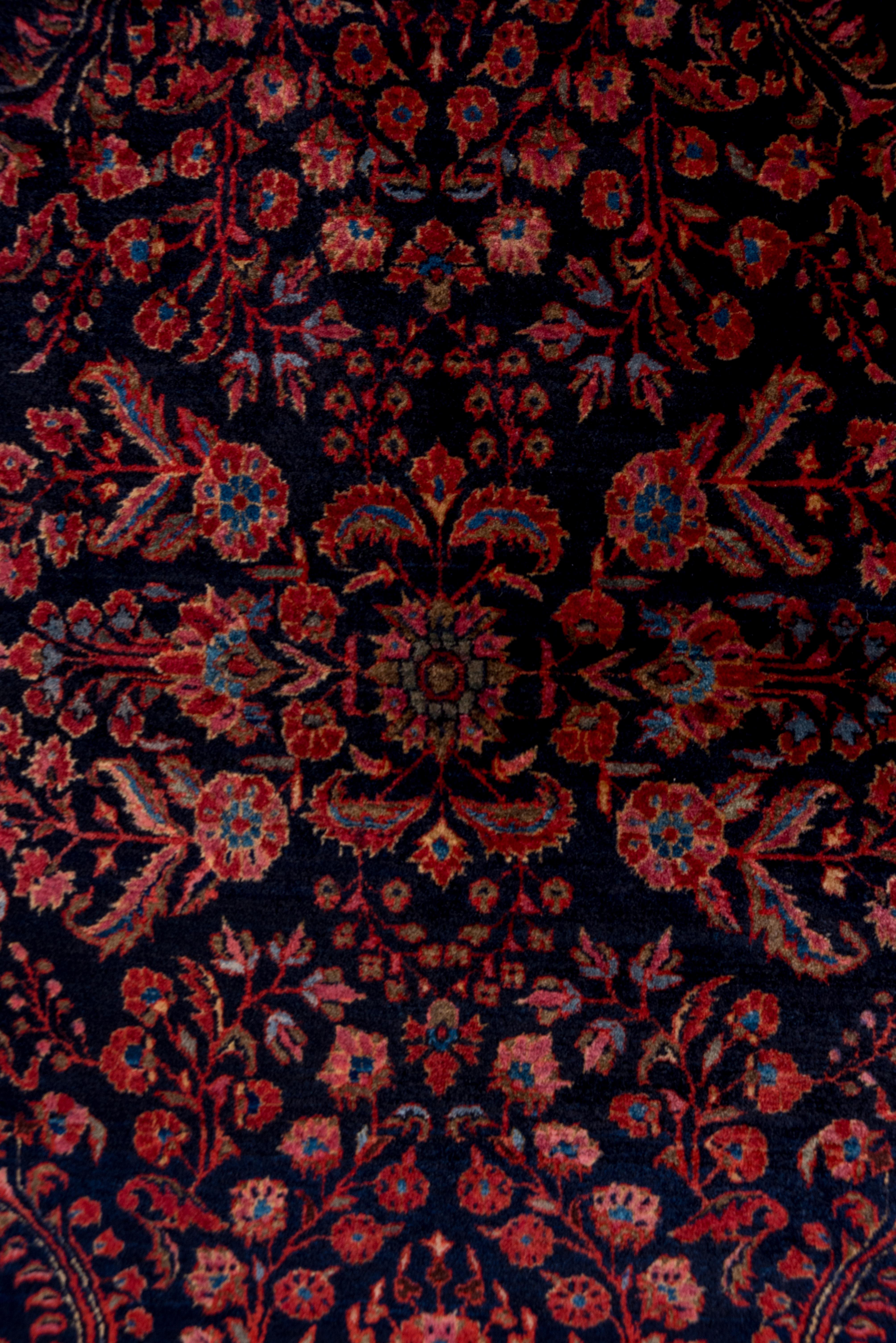 Persiano Antico tappeto persiano Sarouk, in stile americano, con campo interamente blu e accenti rosa in vendita