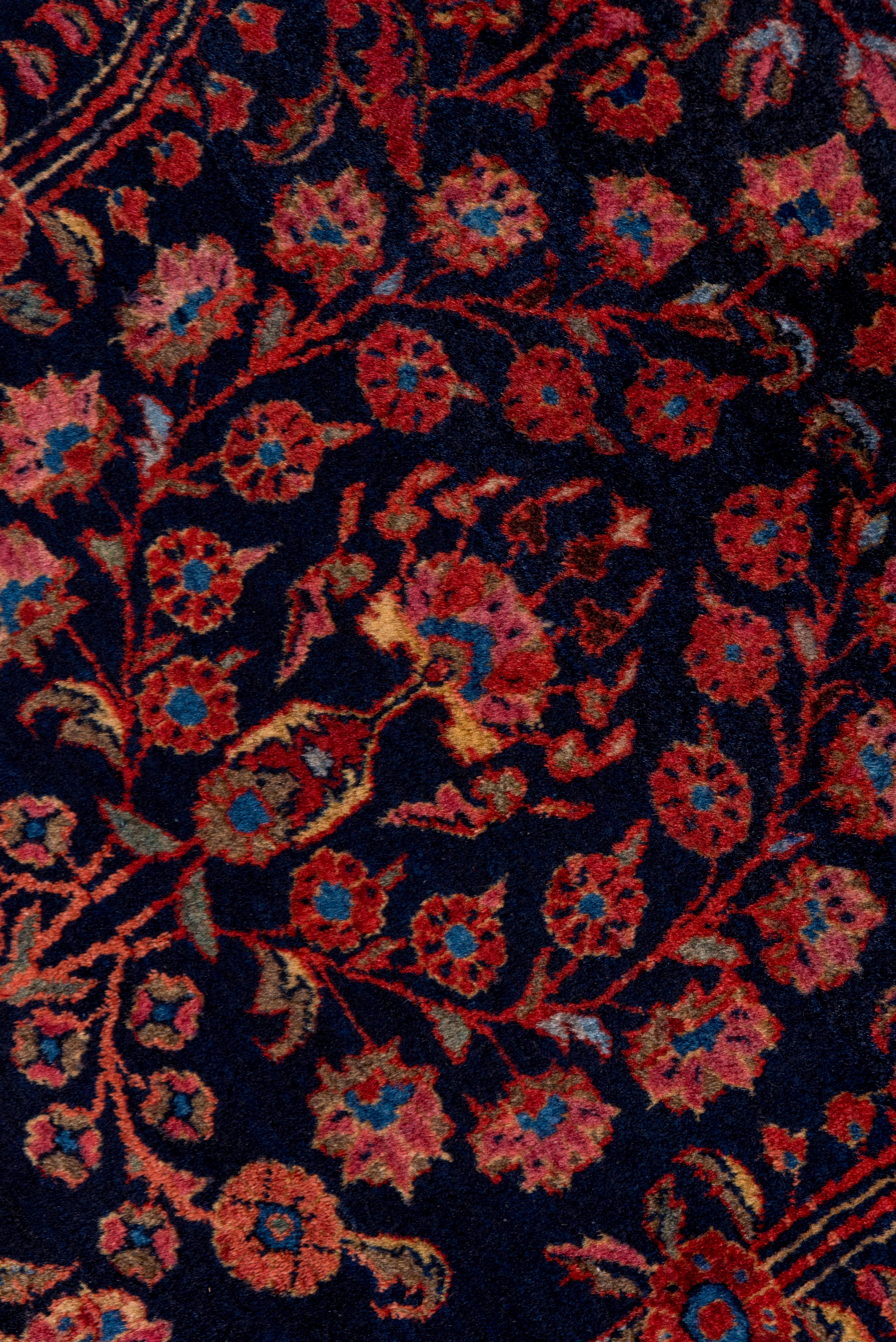Annodato a mano Antico tappeto persiano Sarouk, in stile americano, con campo interamente blu e accenti rosa in vendita