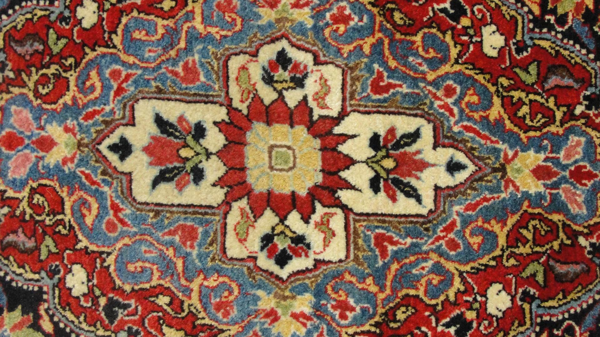 Antique Persian Sarouk Rug For Sale 3