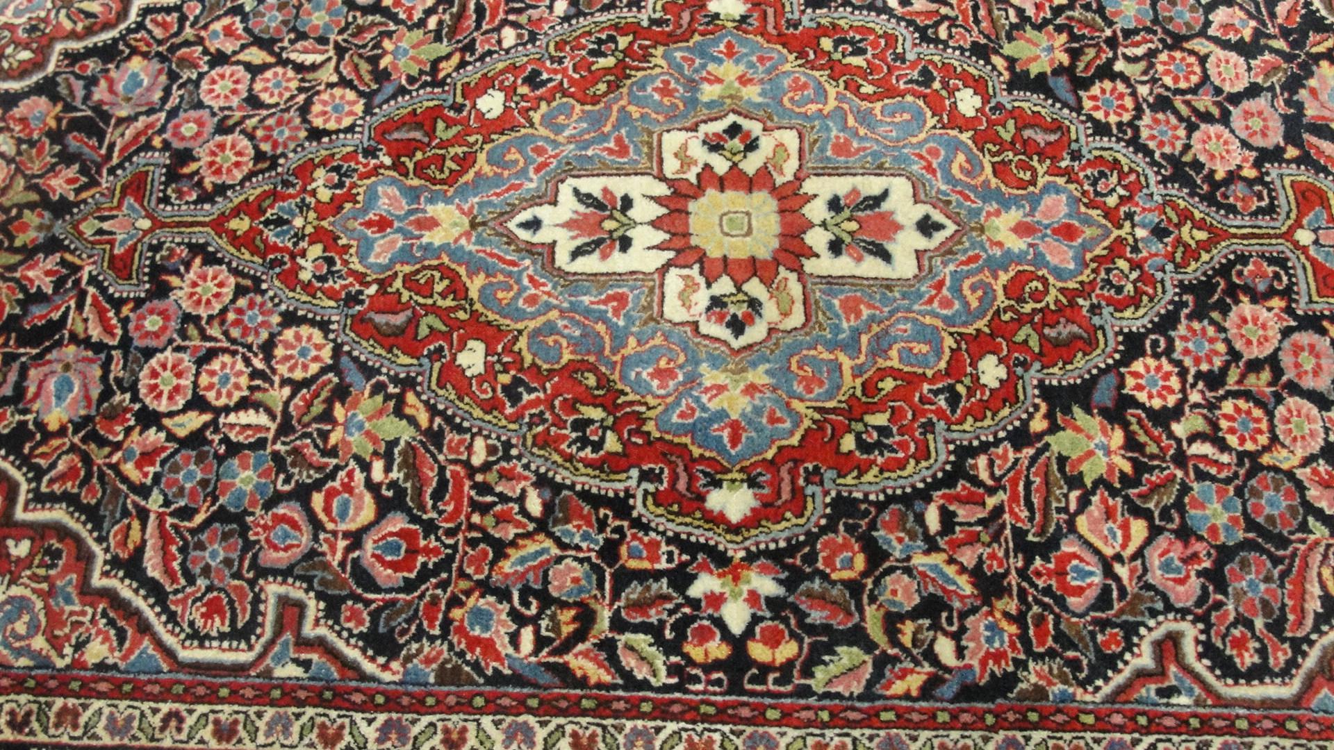 Antique Persian Sarouk Rug For Sale 1