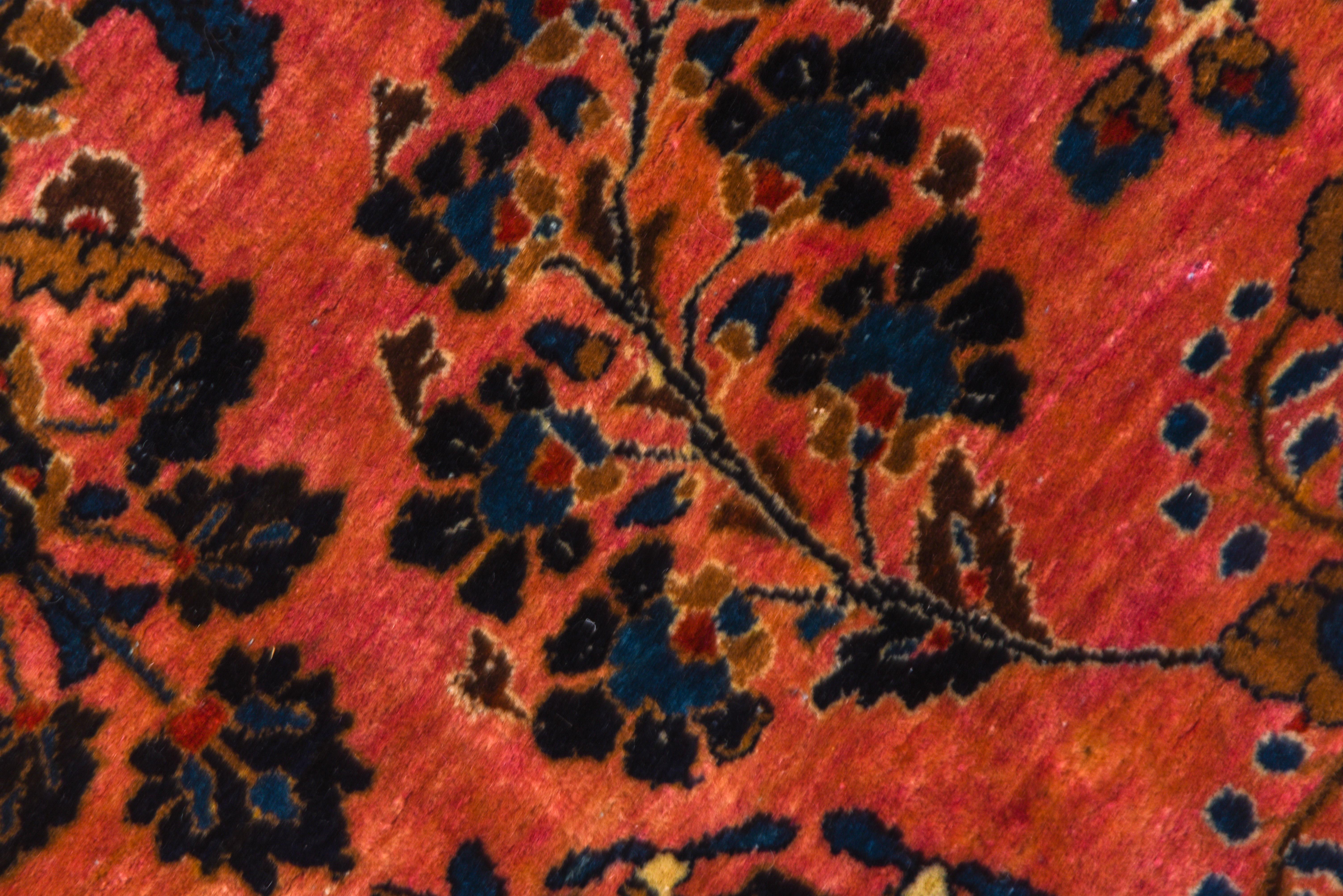 Tapis persan ancien Sarouk, terrain rose vif, bordures bleu marine, vers 9s0 Bon état - En vente à New York, NY