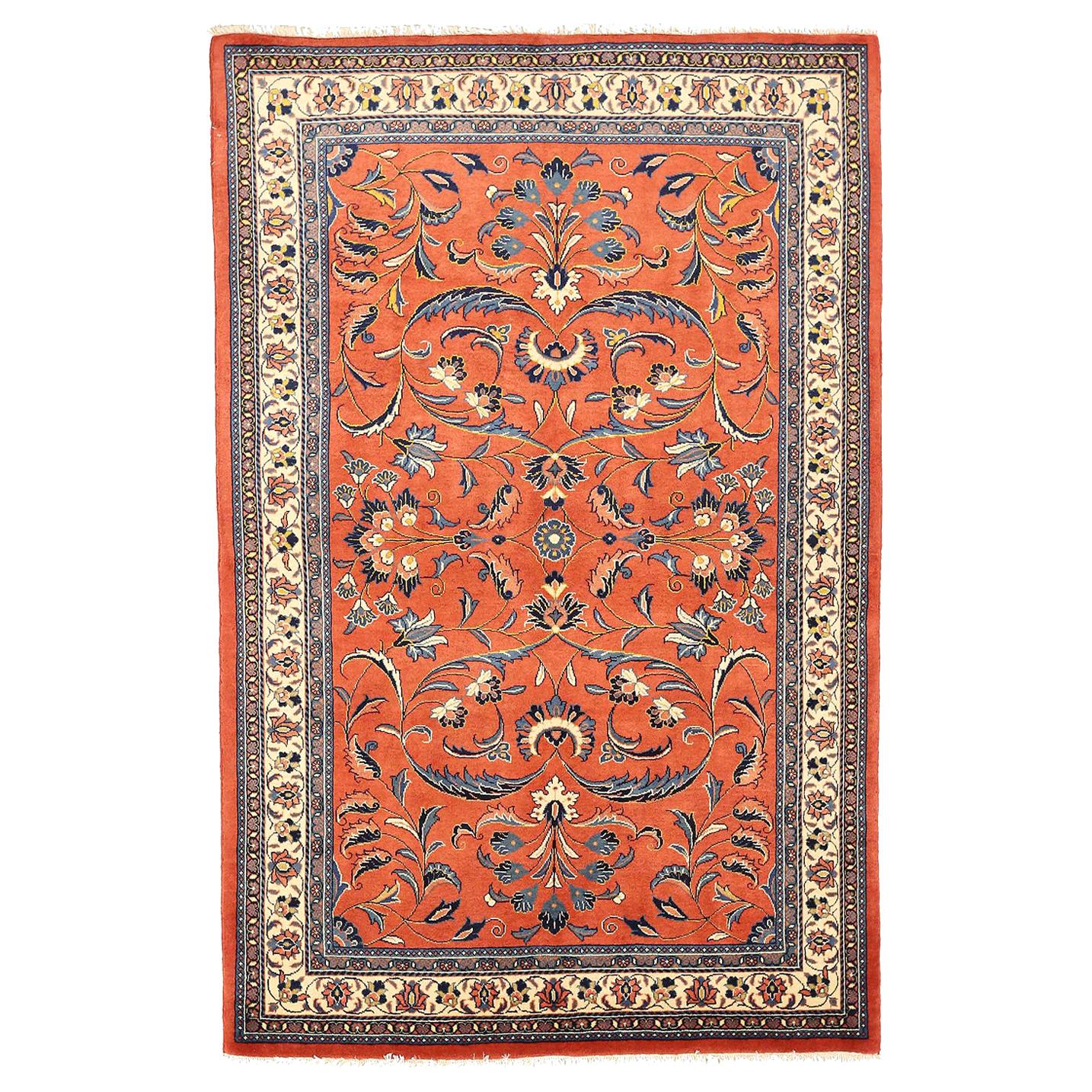 Antigua Alfombra Persa Sarouk con Detalles Florales Azules y Marfil sobre Campo Naranja en venta