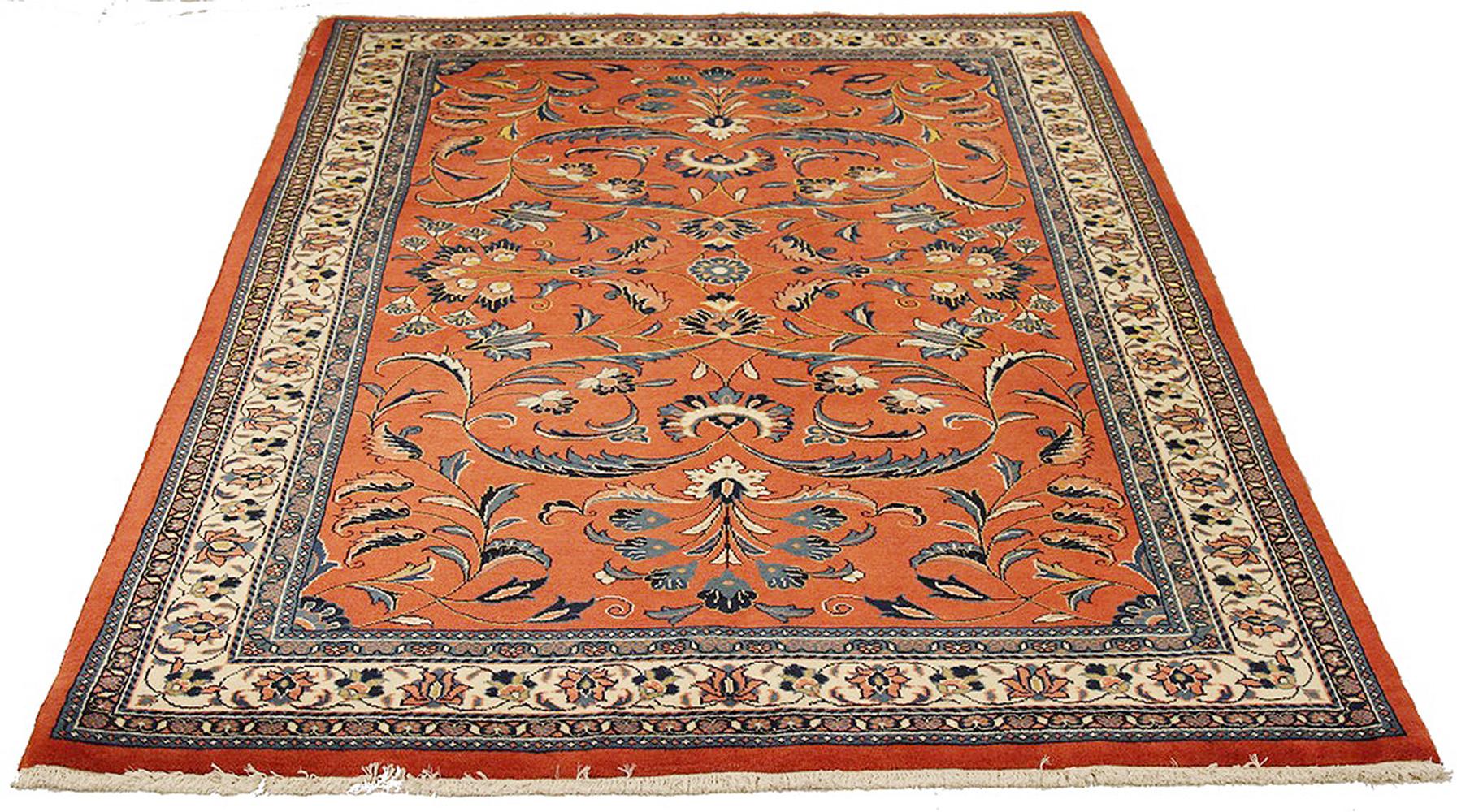 Alfombra persa antigua tejida a mano con la mejor lana de oveja y coloreada con tintes vegetales totalmente naturales que son seguros para las personas y los animales domésticos. Se trata de un diseño tradicional sarouk con detalles florales en una