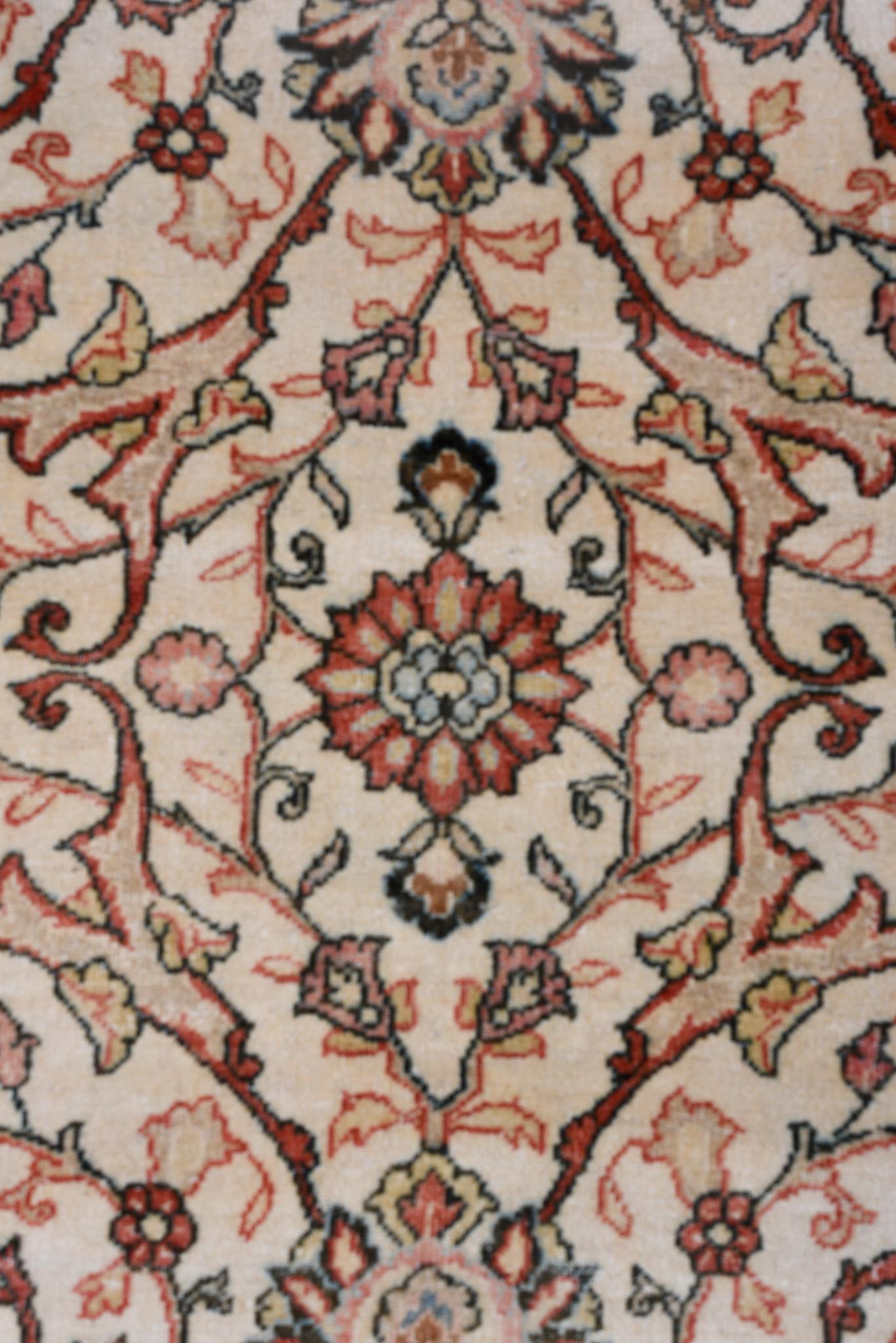 Alfombra persa antigua Sarouk con denso diseño floral en Excelente estado para la venta en New York, NY