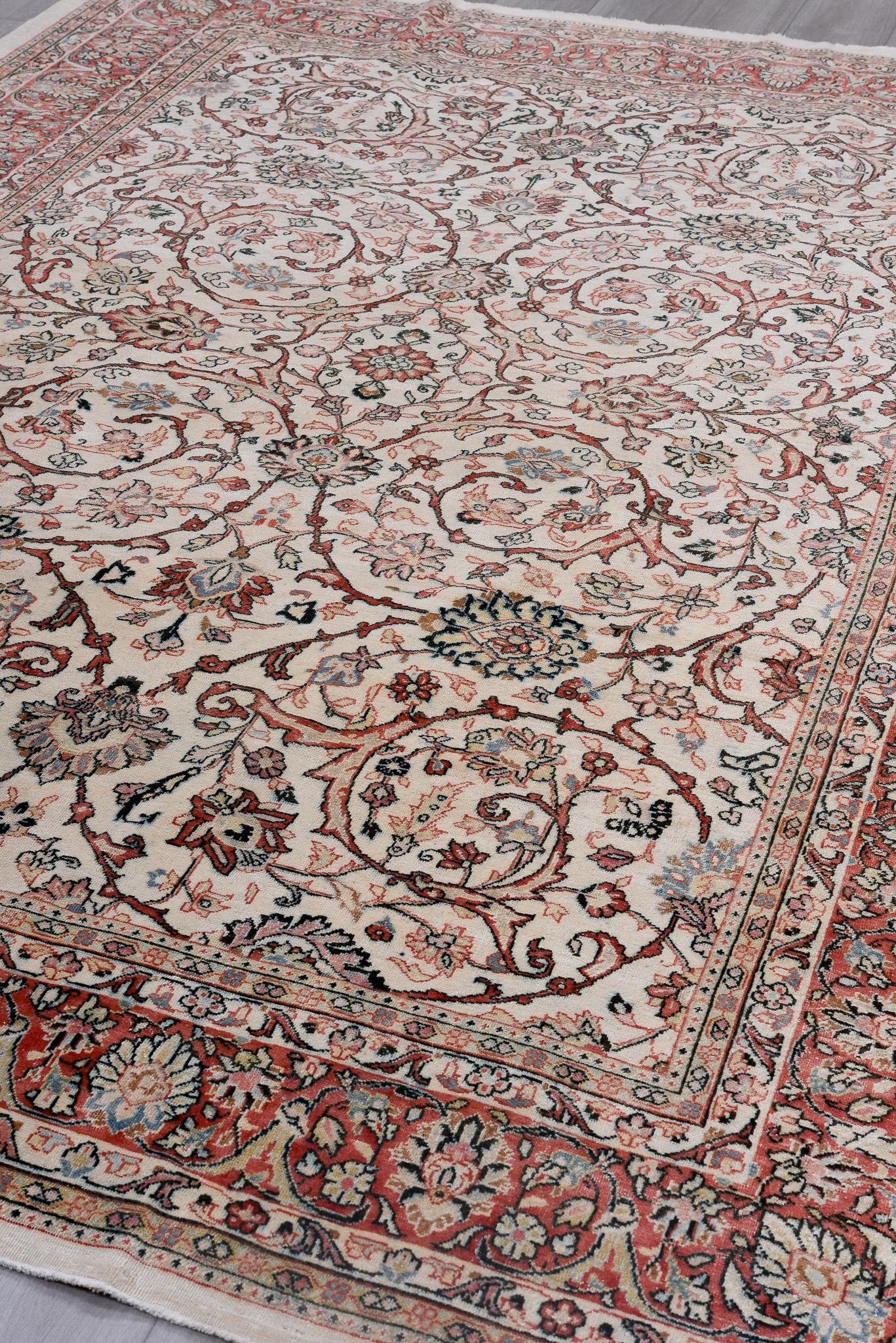 Alfombra persa antigua Sarouk con denso diseño floral siglo XX en venta