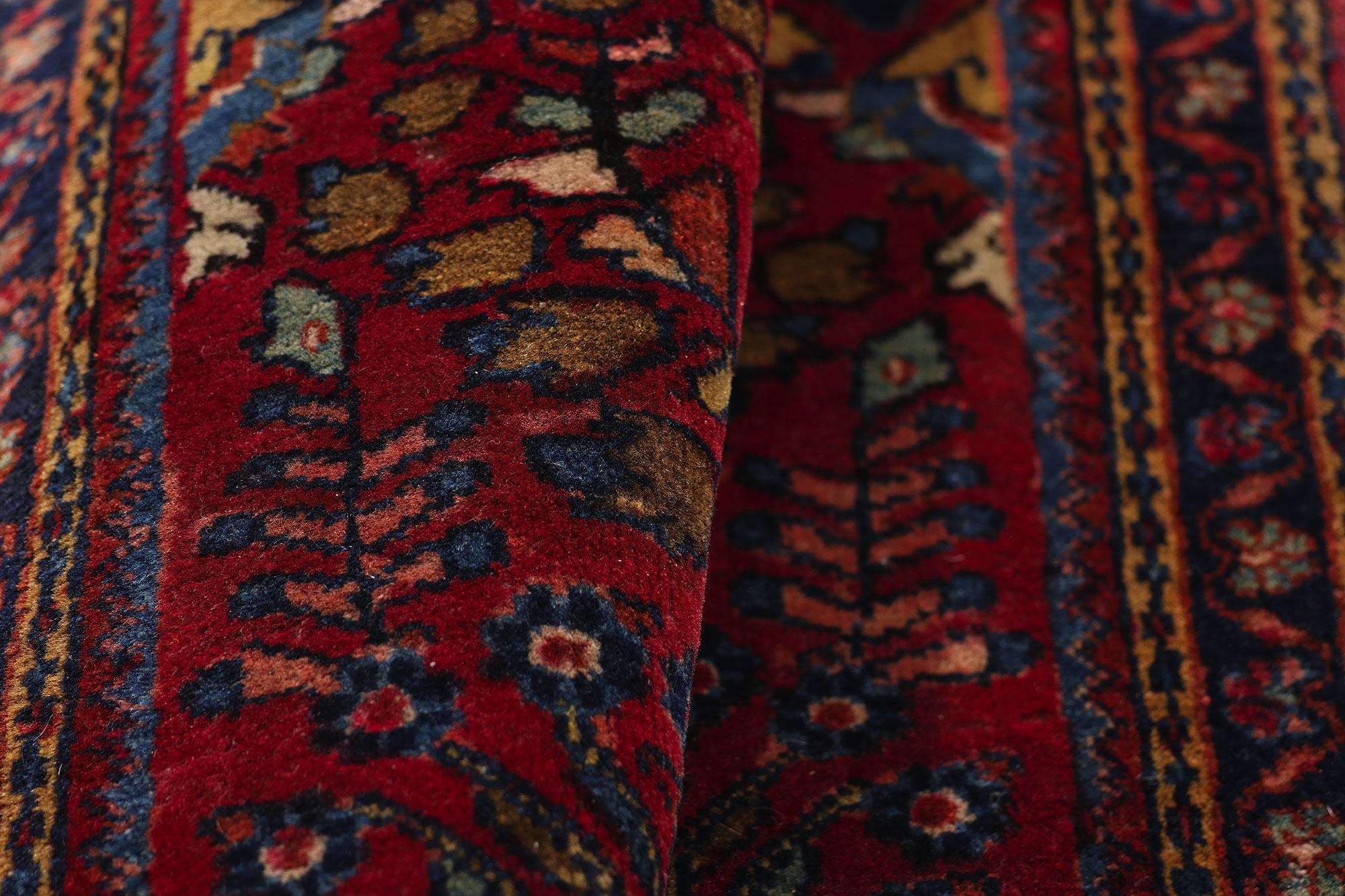 Antique Persian Sarouk Rug with Traditional Style For Sale 4