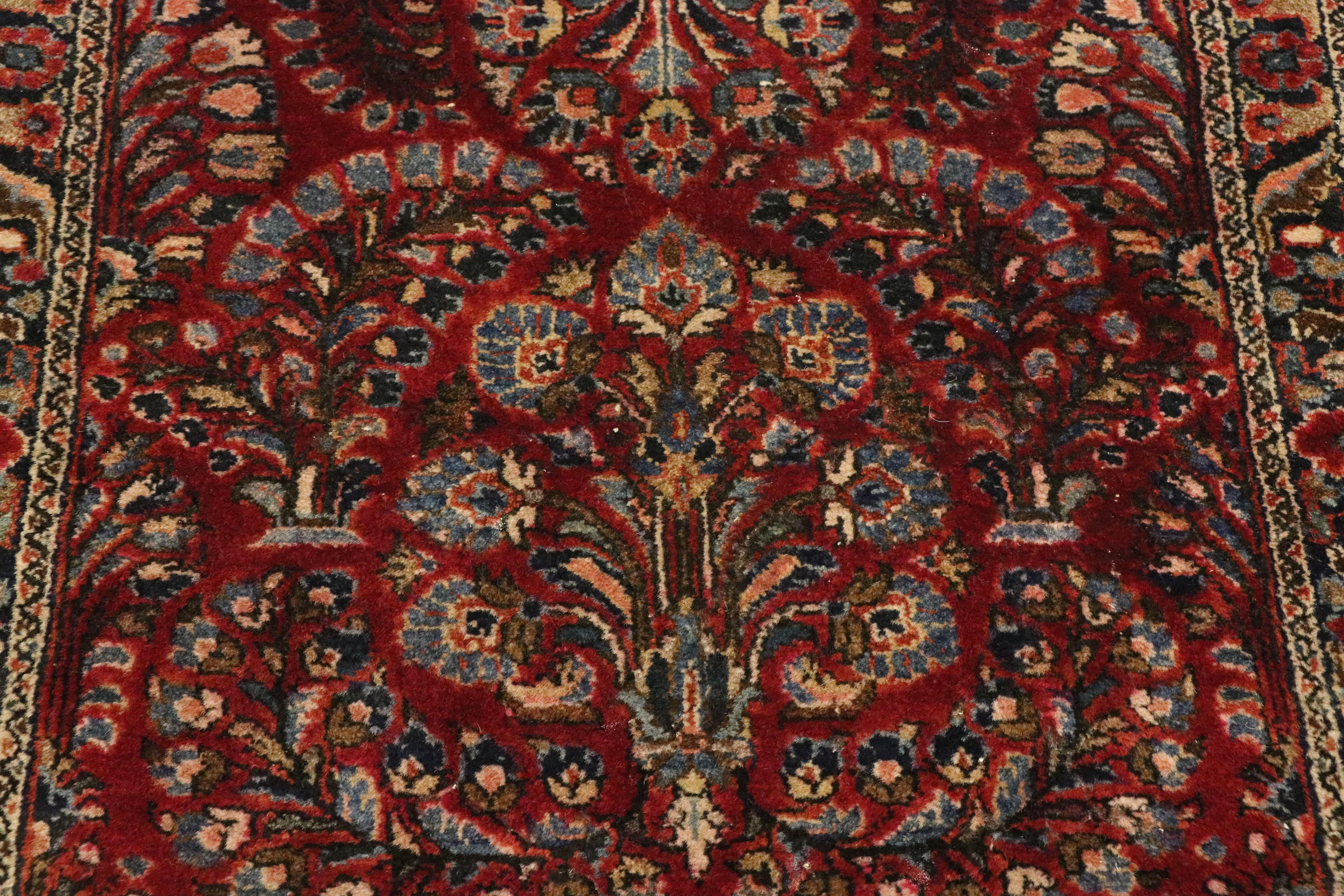 Antiker persischer Sarouk-Teppich im traditionellen Stil (Persisch) im Angebot