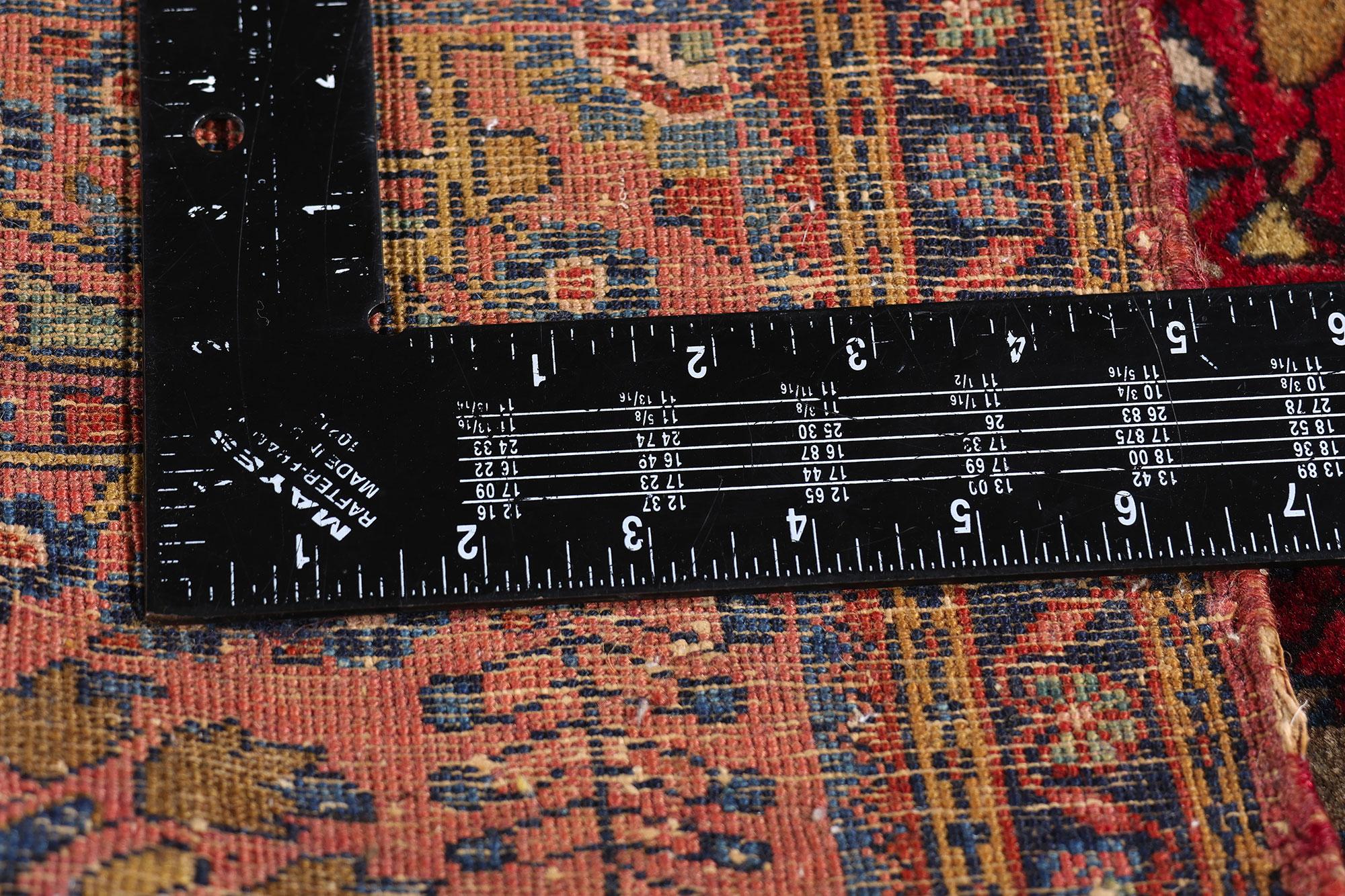 Antique Persian Sarouk Rug with Traditional Style For Sale 1