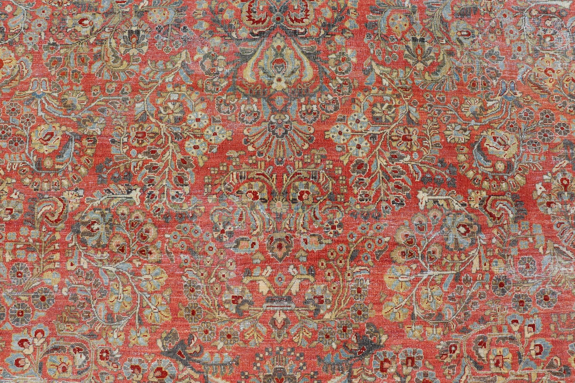 Sarouk persan ancien avec motifs floraux sur tout un champ rouge clair en vente 7